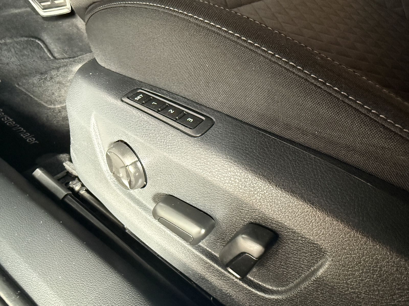 Fahrzeugabbildung SKODA Superb Combi 2,0TDI DSG Navi*ACC*Virtual*AHK*Kam