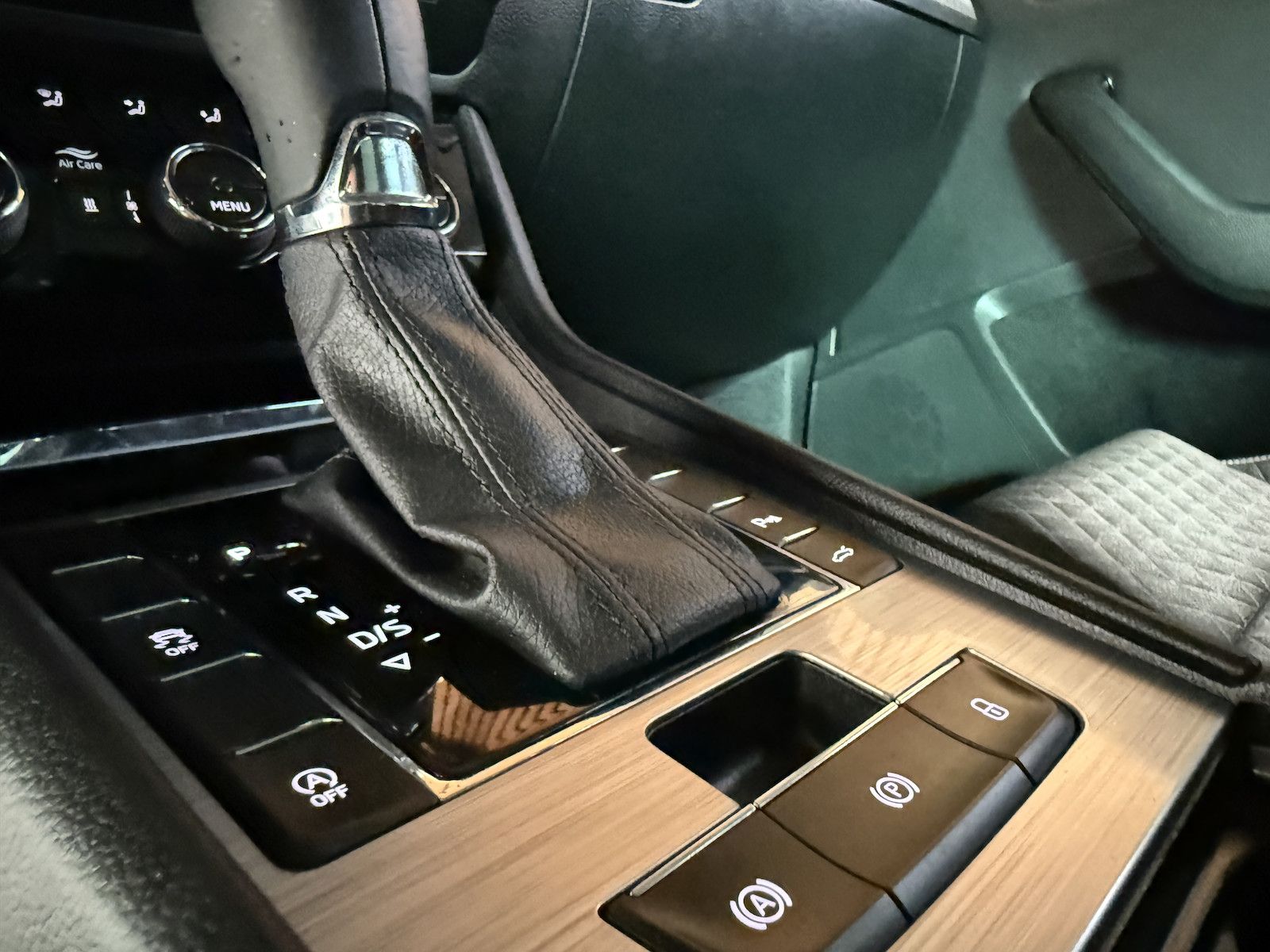 Fahrzeugabbildung SKODA Superb Combi 2,0TDI DSG Navi*ACC*Virtual*AHK*Kam