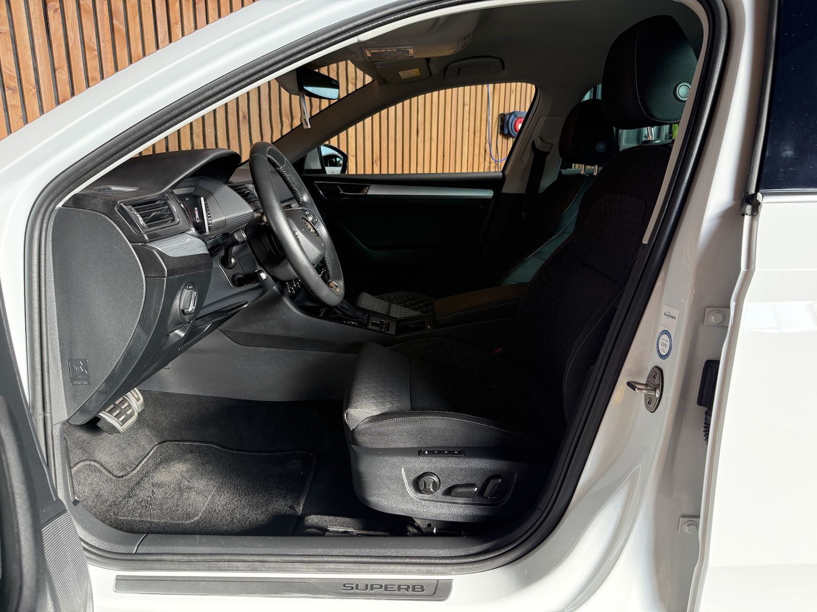 Fahrzeugabbildung SKODA Superb Combi 2,0TDI DSG Navi*ACC*Virtual*AHK*Kam