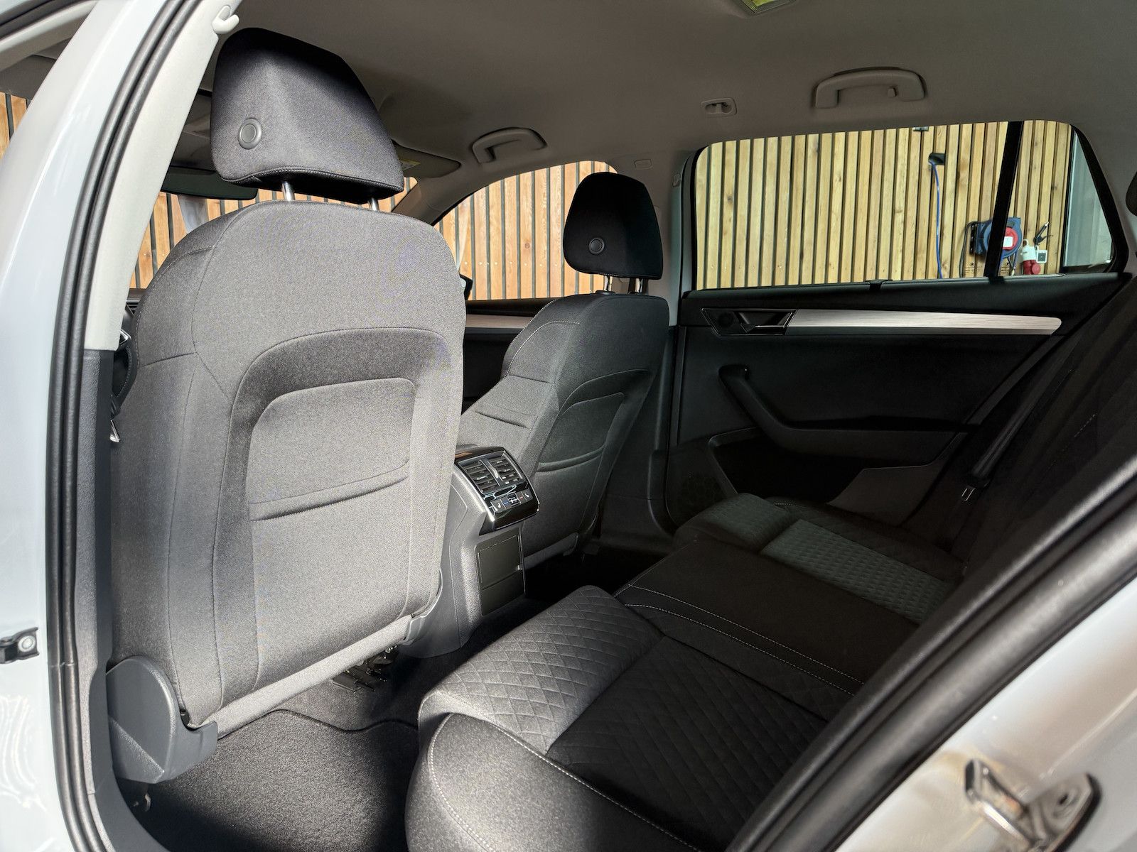 Fahrzeugabbildung SKODA Superb Combi 2,0TDI DSG Navi*ACC*Virtual*AHK*Kam