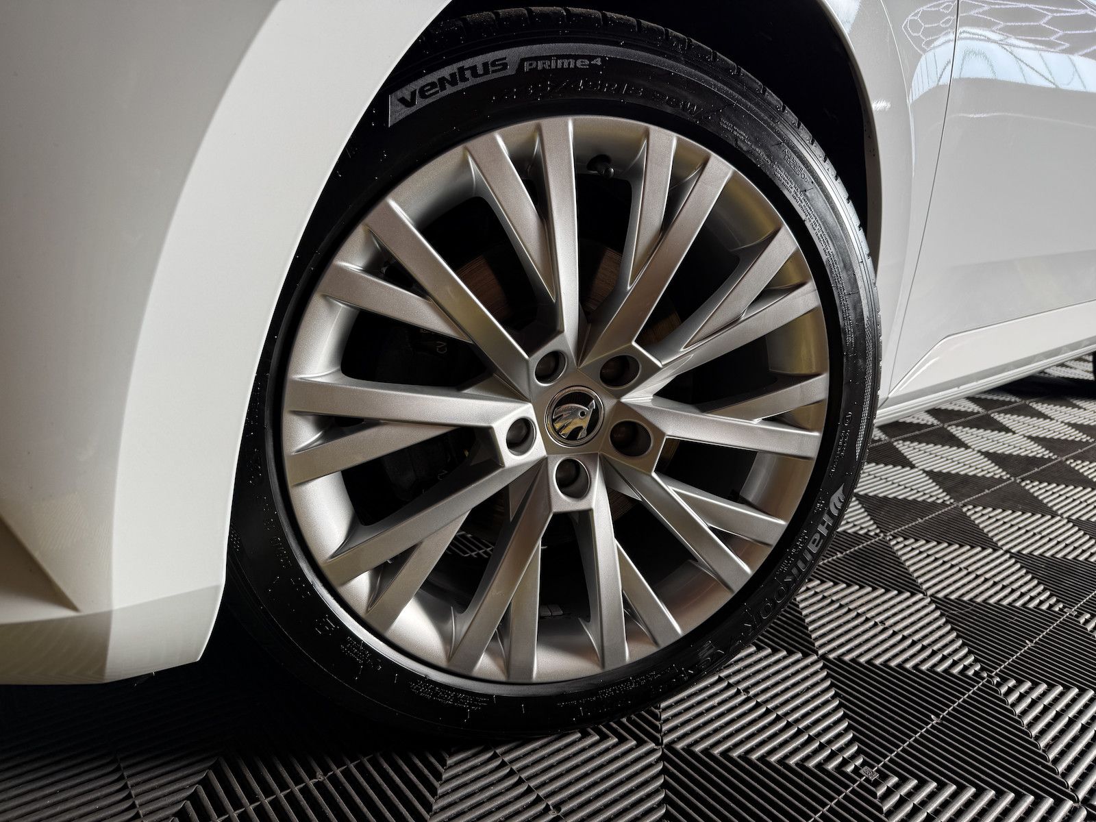 Fahrzeugabbildung SKODA Superb Combi 2,0TDI DSG Navi*ACC*Virtual*AHK*Kam