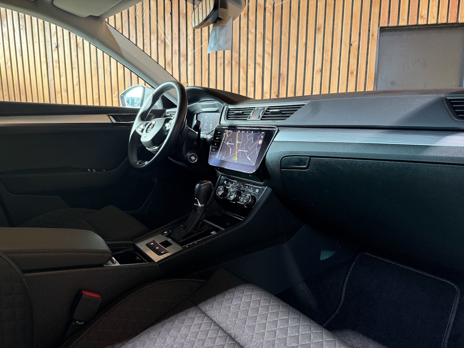Fahrzeugabbildung SKODA Superb Combi 2,0TDI DSG Navi*ACC*Virtual*AHK*Kam