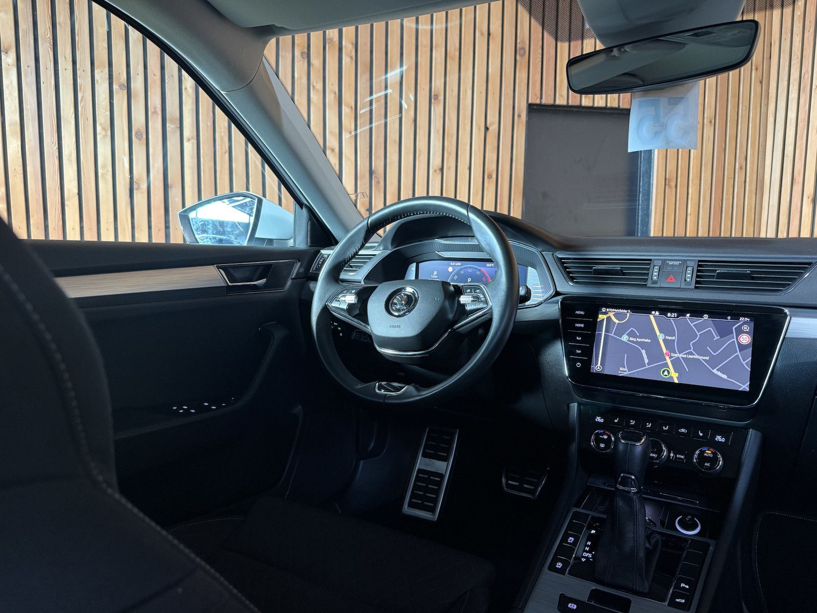 Fahrzeugabbildung SKODA Superb Combi 2,0TDI DSG Navi*ACC*Virtual*AHK*Kam