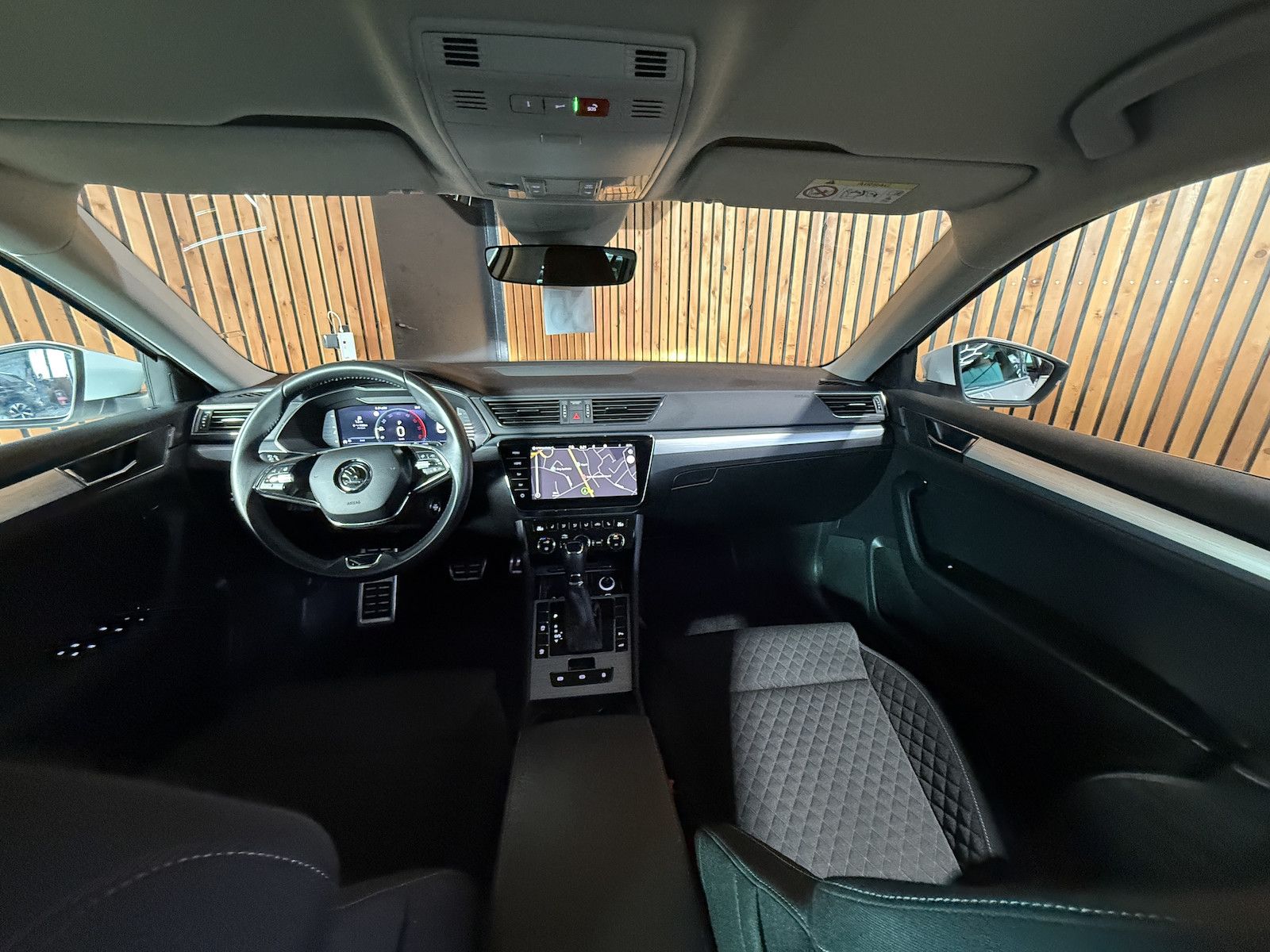 Fahrzeugabbildung SKODA Superb Combi 2,0TDI DSG Navi*ACC*Virtual*AHK*Kam