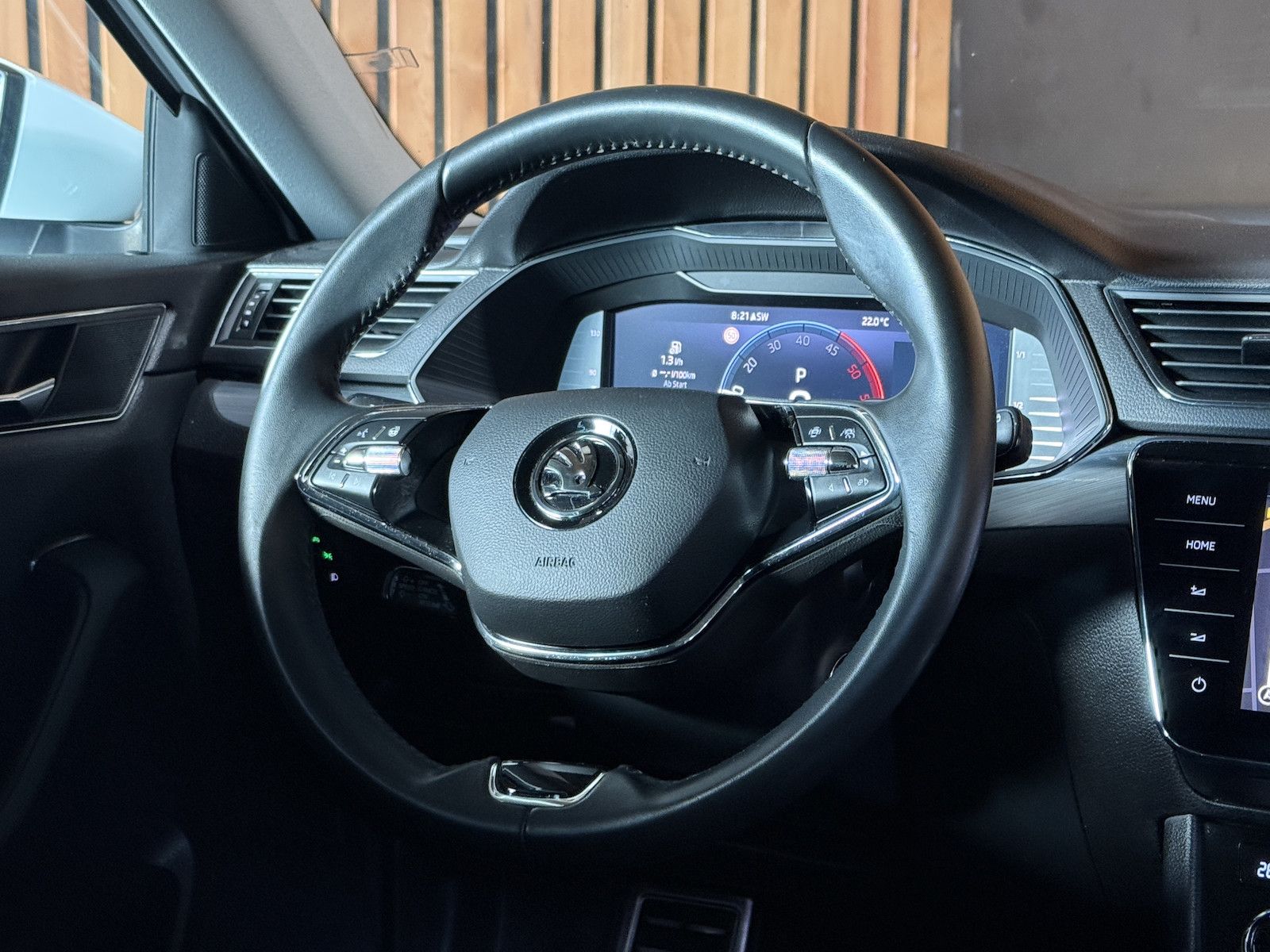 Fahrzeugabbildung SKODA Superb Combi 2,0TDI DSG Navi*ACC*Virtual*AHK*Kam