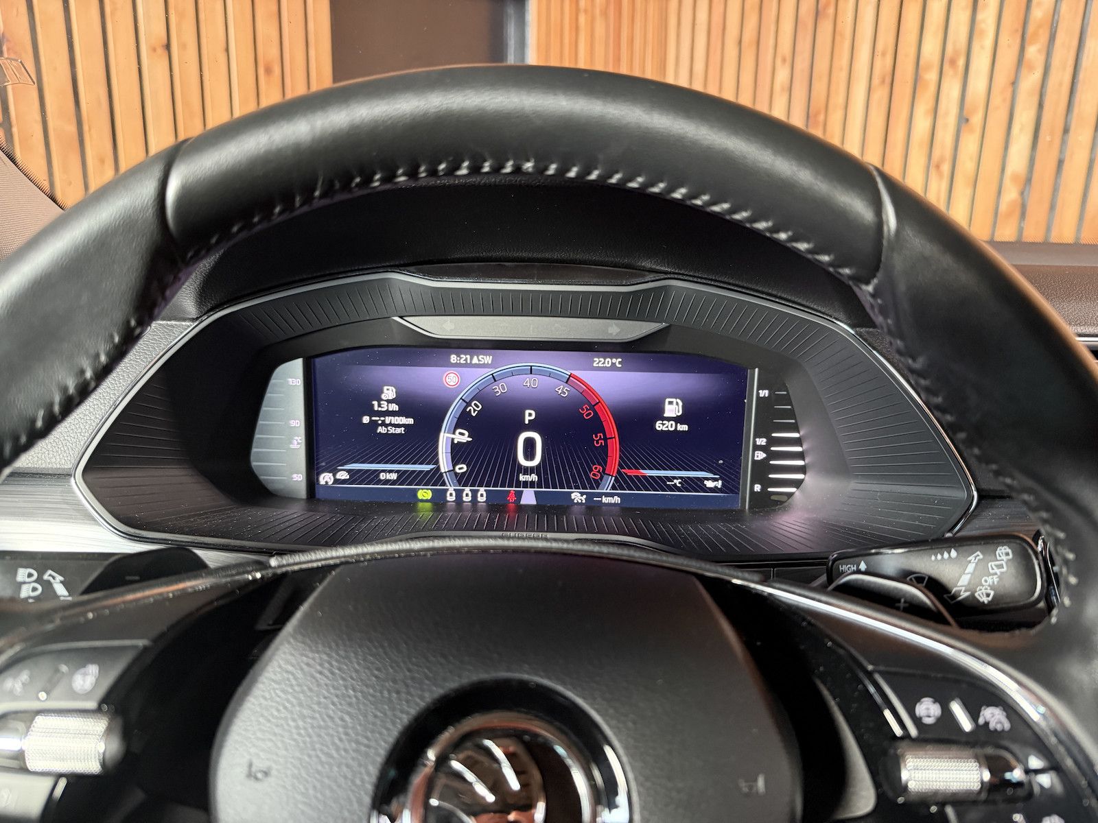 Fahrzeugabbildung SKODA Superb Combi 2,0TDI DSG Navi*ACC*Virtual*AHK*Kam