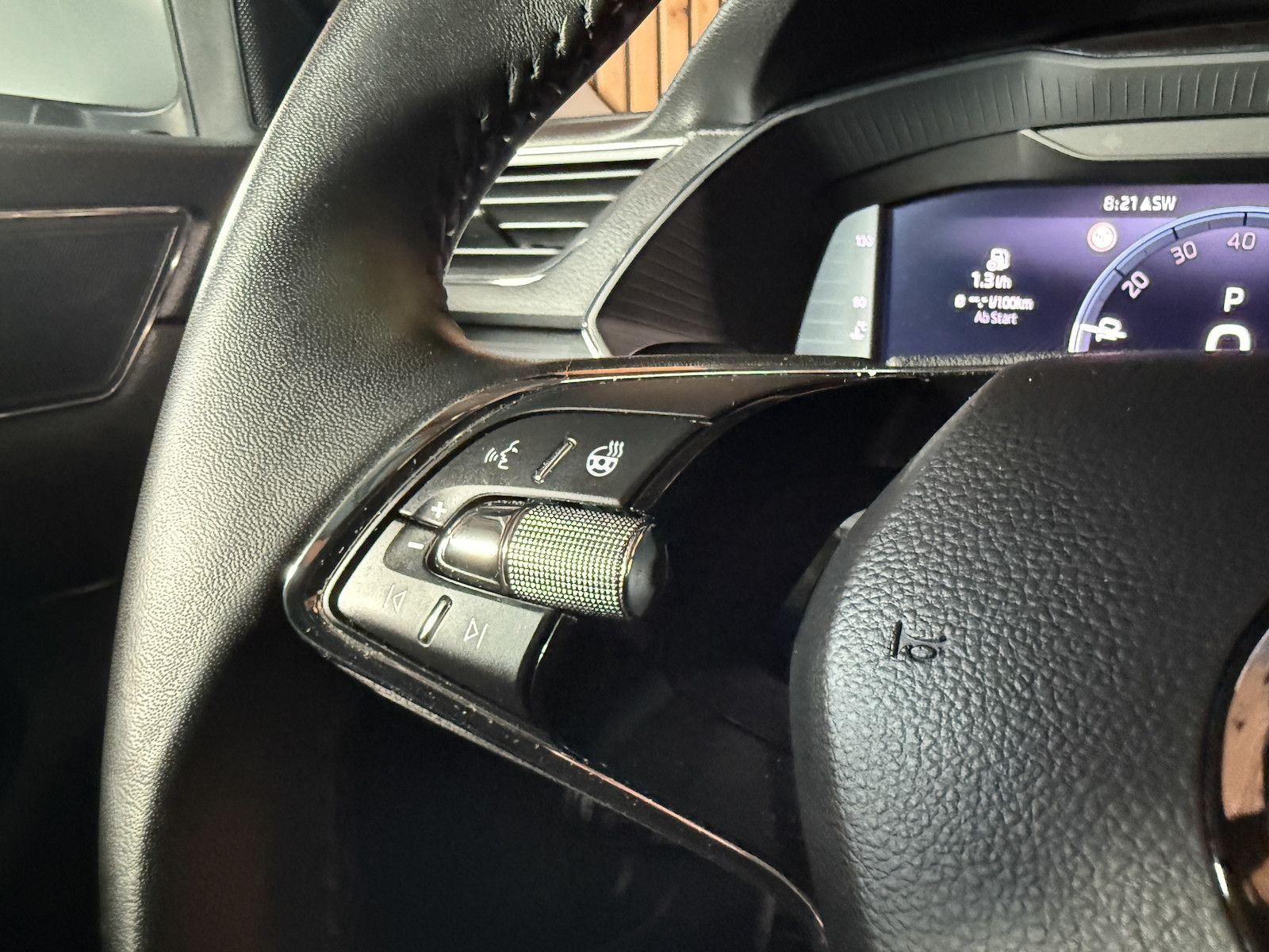 Fahrzeugabbildung SKODA Superb Combi 2,0TDI DSG Navi*ACC*Virtual*AHK*Kam