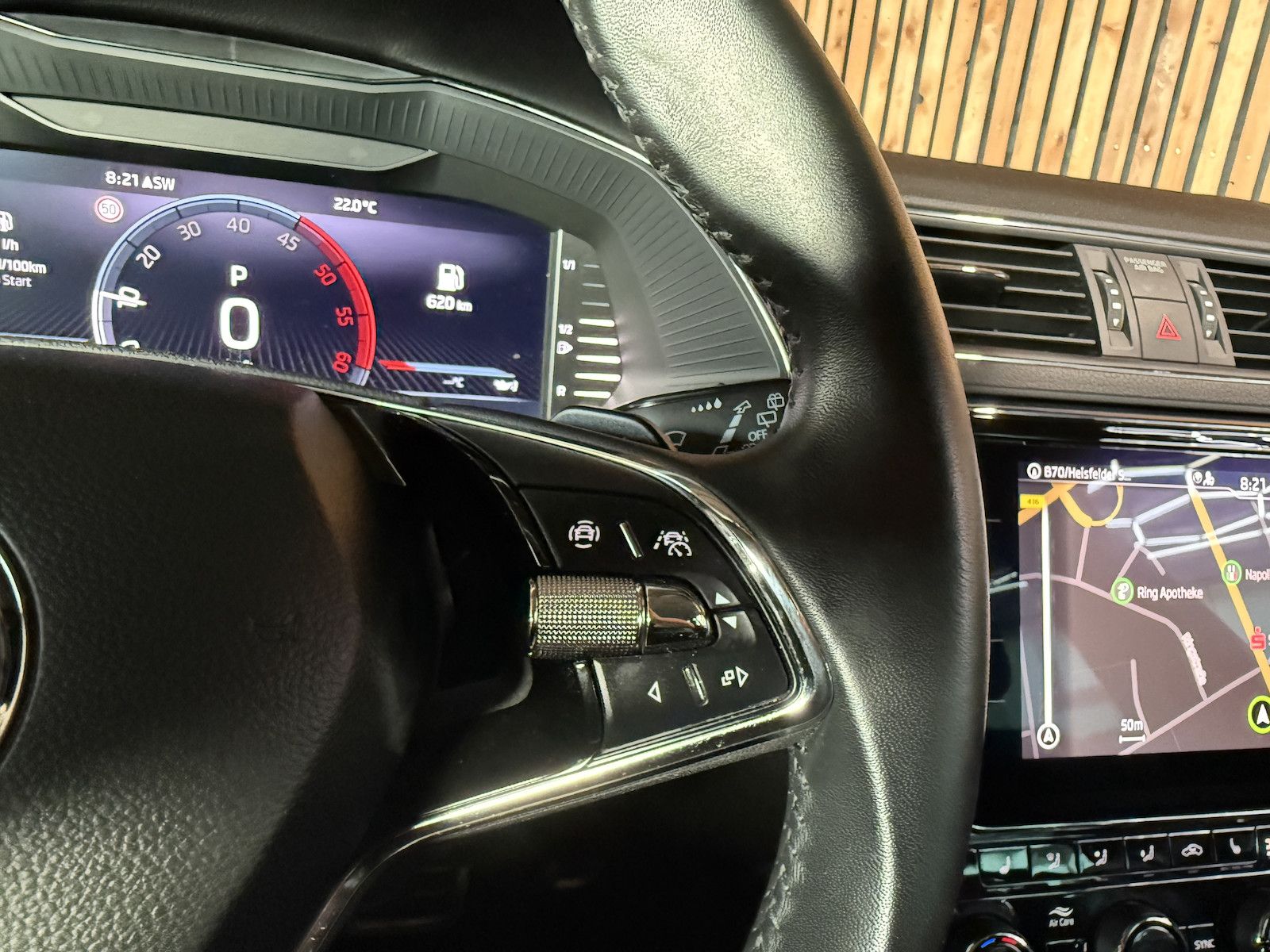 Fahrzeugabbildung SKODA Superb Combi 2,0TDI DSG Navi*ACC*Virtual*AHK*Kam