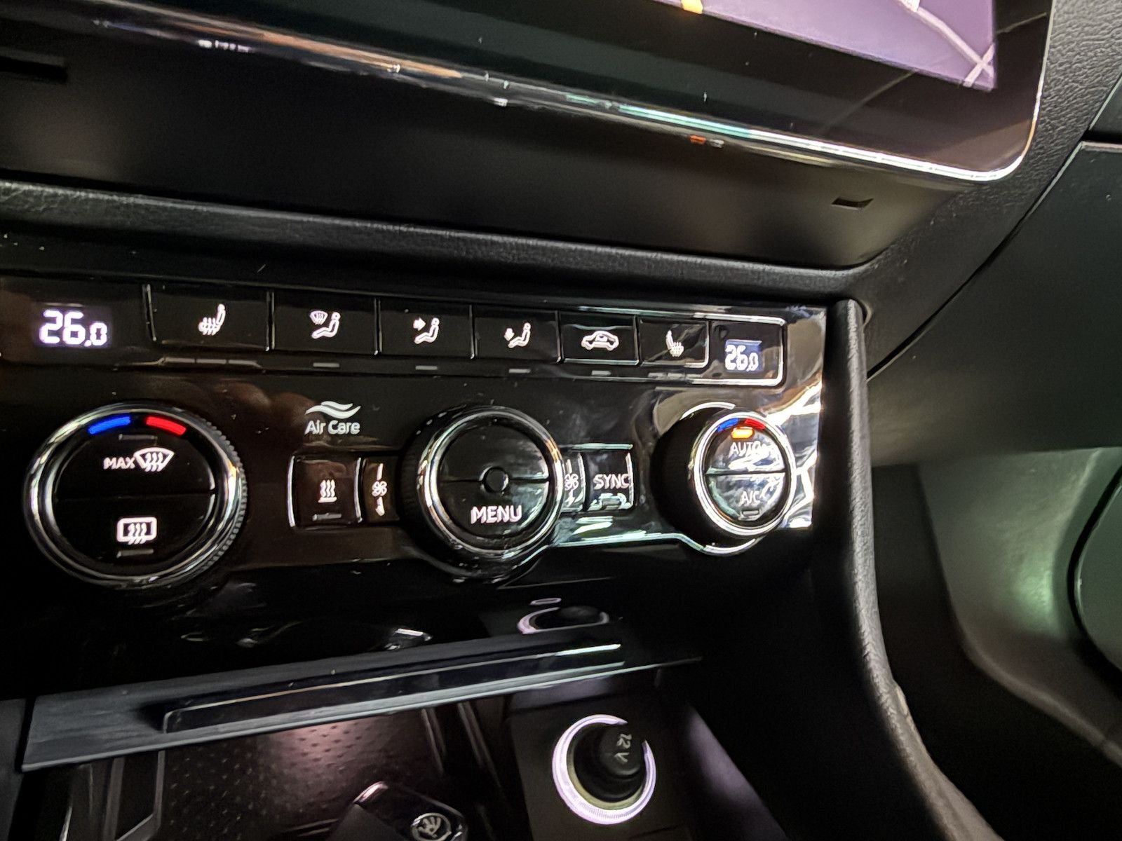 Fahrzeugabbildung SKODA Superb Combi 2,0TDI DSG Navi*ACC*Virtual*AHK*Kam