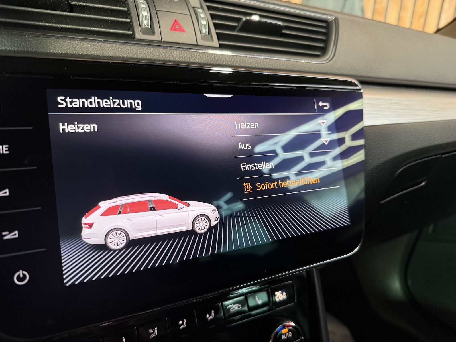 Fahrzeugabbildung SKODA Superb Combi 2,0TDI DSG Navi*ACC*Virtual*AHK*Kam