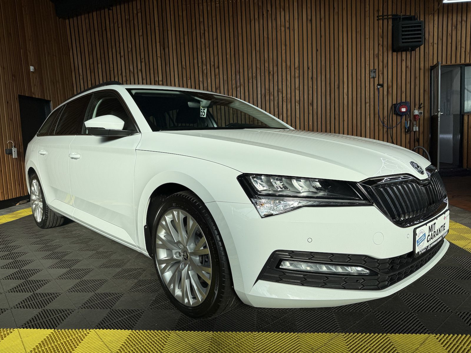 Fahrzeugabbildung SKODA Superb Combi 2,0TDI DSG Navi*ACC*Virtual*AHK*Kam