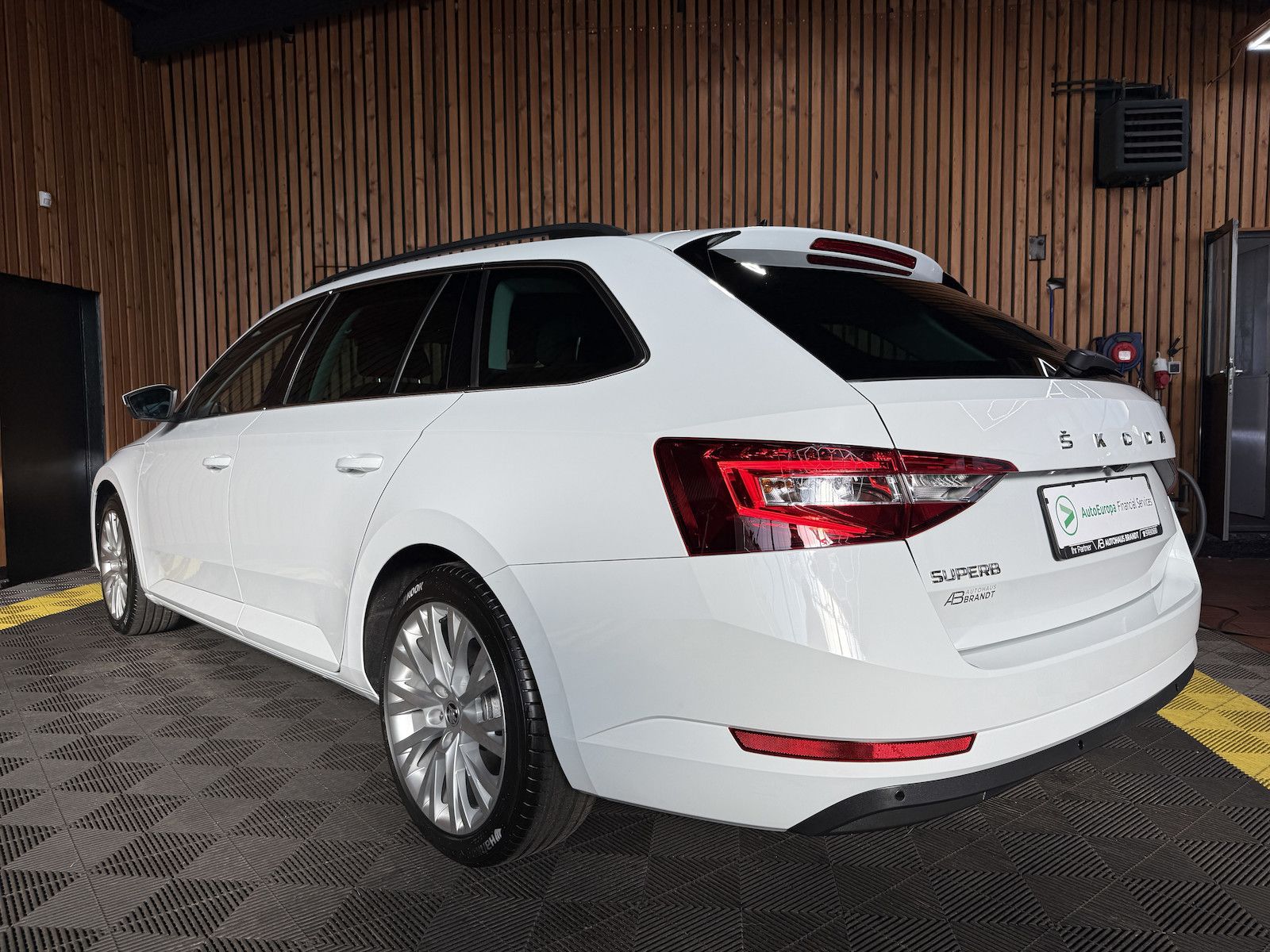 Fahrzeugabbildung SKODA Superb Combi 2,0TDI DSG Navi*ACC*Virtual*AHK*Kam