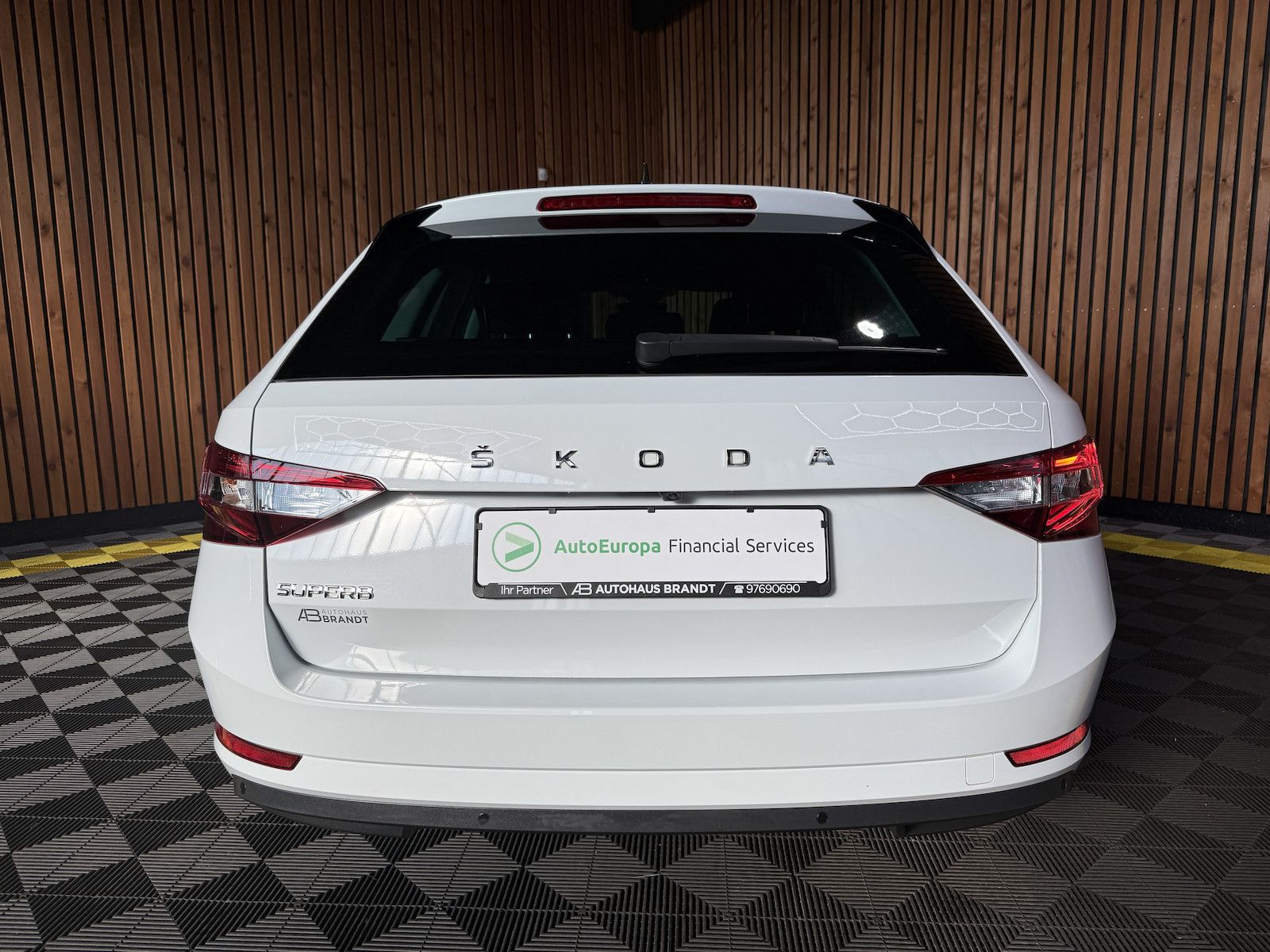 Fahrzeugabbildung SKODA Superb Combi 2,0TDI DSG Navi*ACC*Virtual*AHK*Kam