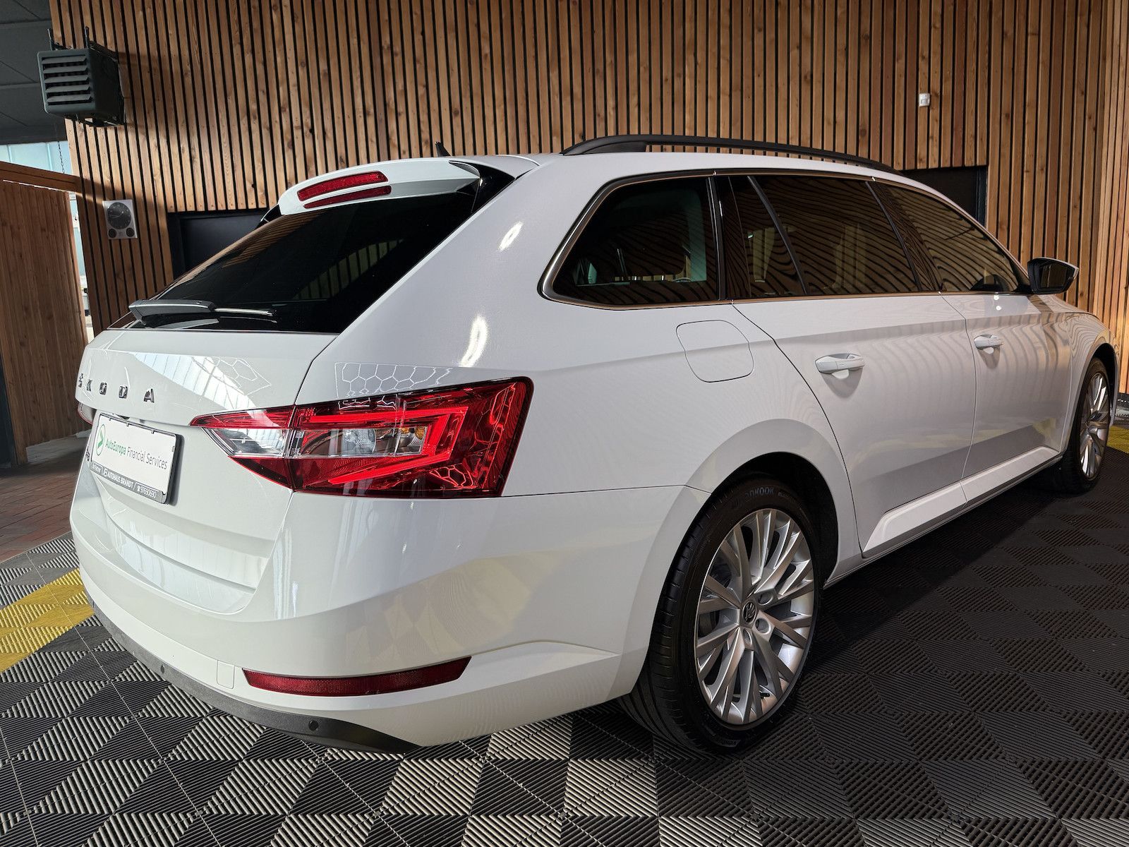 Fahrzeugabbildung SKODA Superb Combi 2,0TDI DSG Navi*ACC*Virtual*AHK*Kam