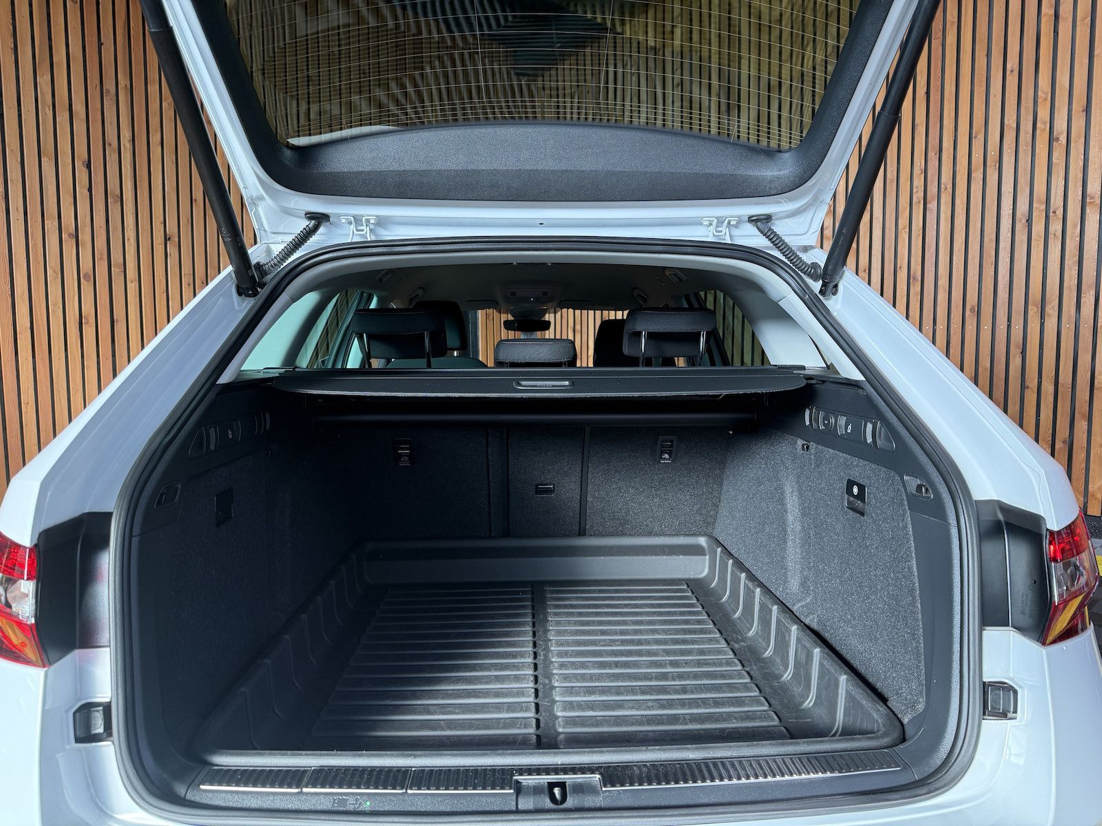 Fahrzeugabbildung SKODA Superb Combi 2,0TDI DSG Navi*ACC*Virtual*AHK*Kam