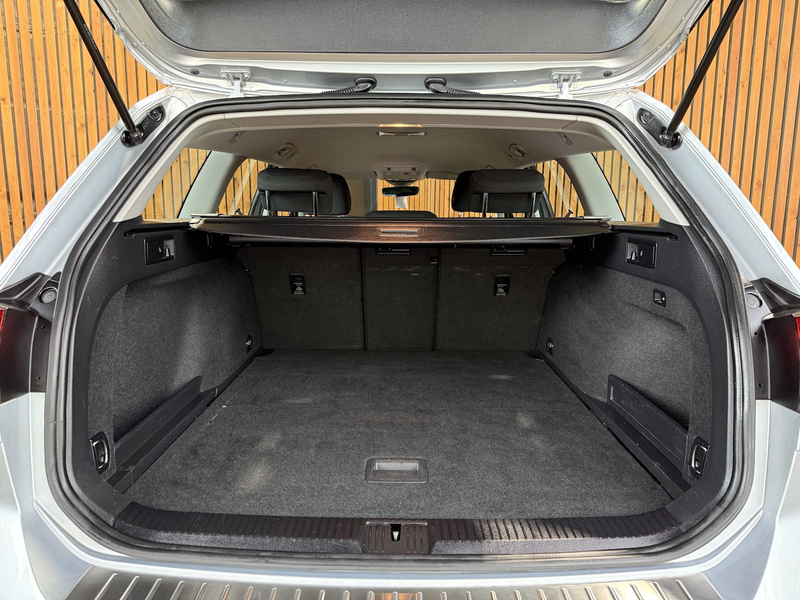 Fahrzeugabbildung Volkswagen Passat Variant 2,0 TDI DSG *Navi*LED*Kam*ACC*AHK