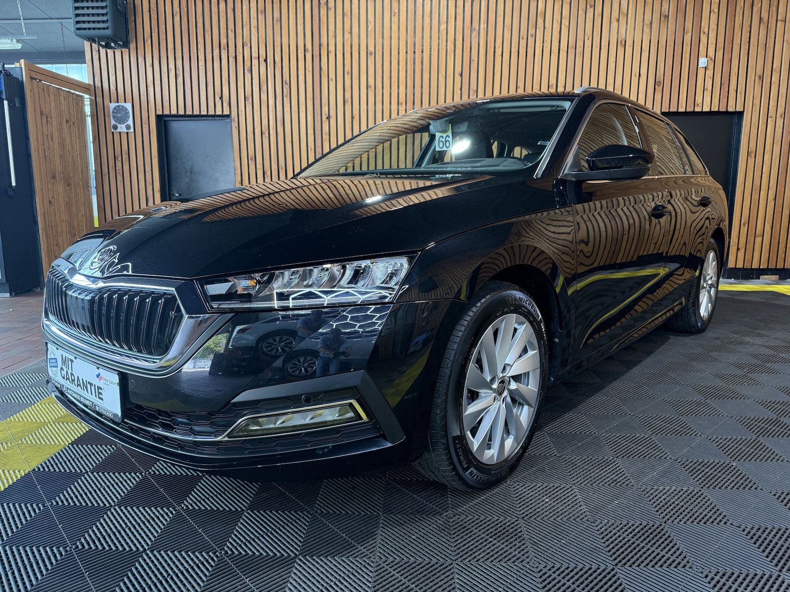 SKODA Octavia Combi 2,0TDI Style DSG Navi*LED*Head*AHK