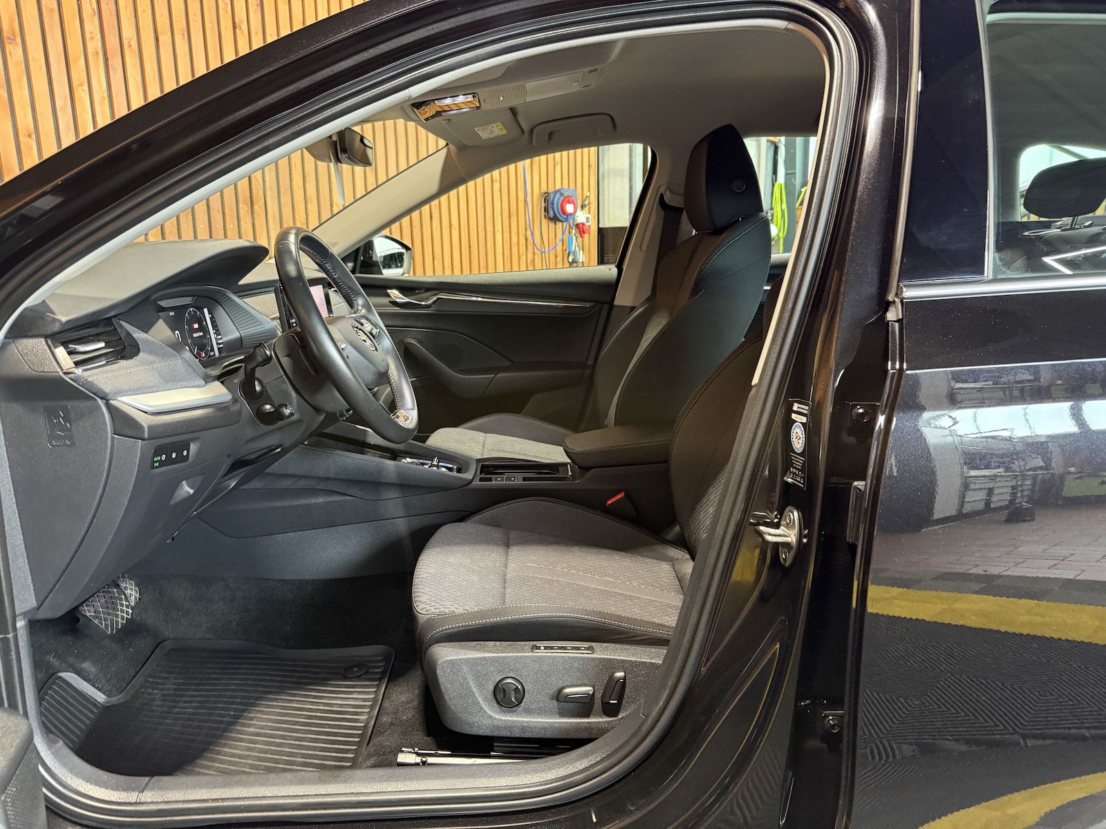 Fahrzeugabbildung SKODA Octavia Combi 2,0TDI Style DSG Navi*LED*Head*AHK
