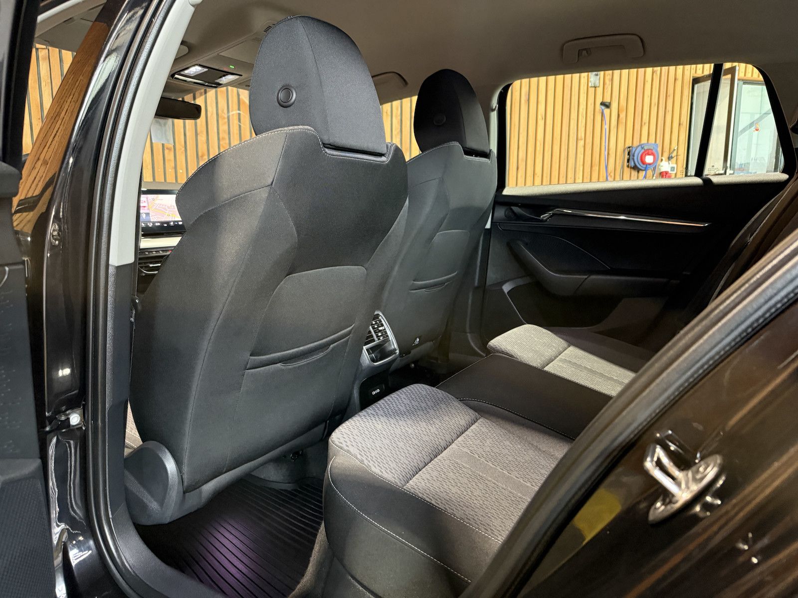 Fahrzeugabbildung SKODA Octavia Combi 2,0TDI Style DSG Navi*LED*Head*AHK