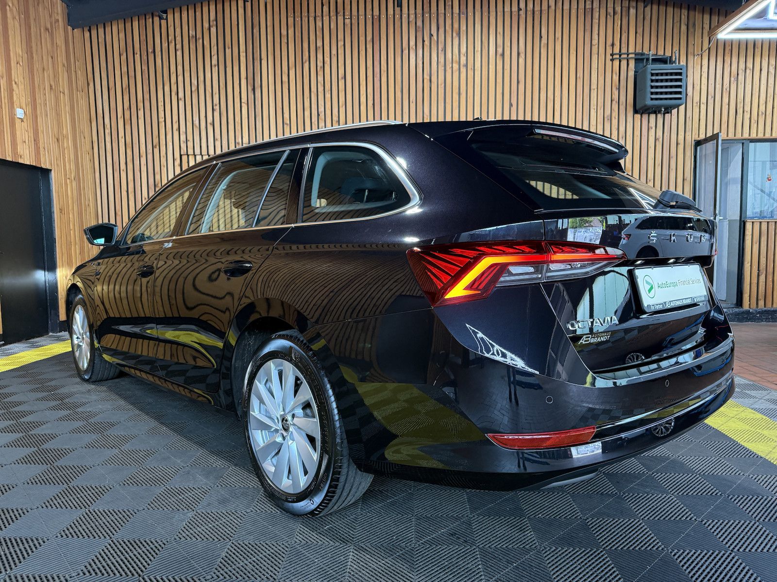 Fahrzeugabbildung SKODA Octavia Combi 2,0TDI Style DSG Navi*LED*Head*AHK