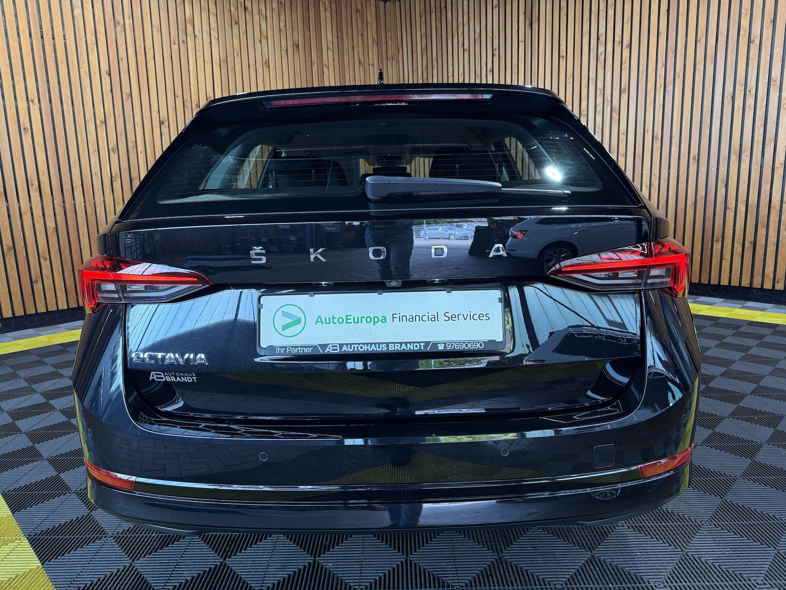 Fahrzeugabbildung SKODA Octavia Combi 2,0TDI Style DSG Navi*LED*Head*AHK