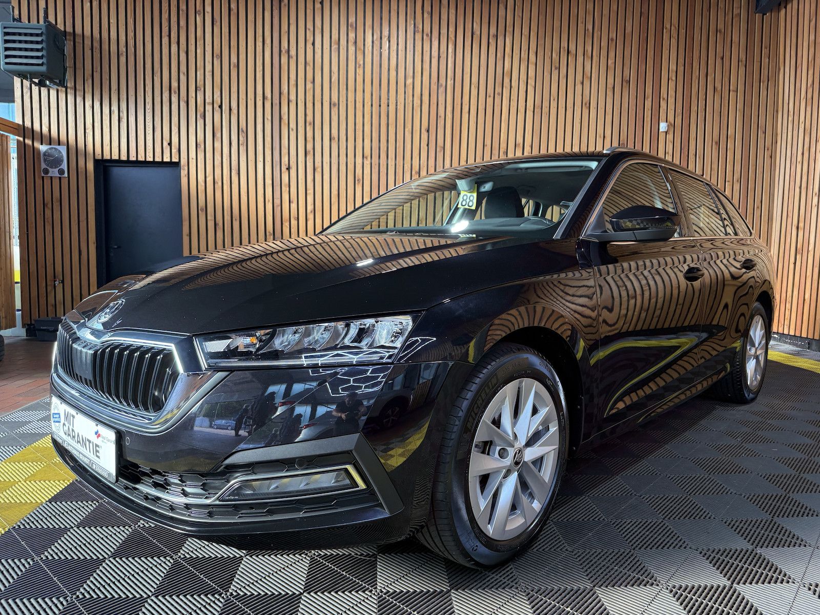 SKODA Octavia Combi 2,0TDI Style DSG Navi*LED*Head*AHK