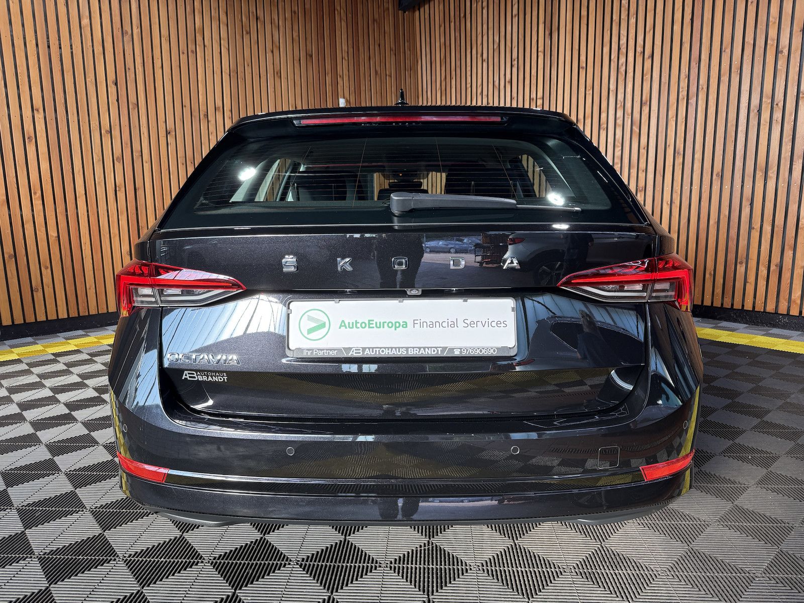 Fahrzeugabbildung SKODA Octavia Combi 2,0TDI Style DSG Navi*LED*Head*AHK