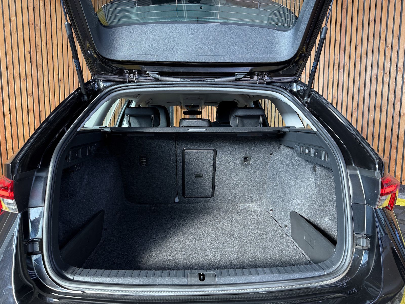 Fahrzeugabbildung SKODA Octavia Combi 2,0TDI Style DSG Navi*LED*Head*AHK