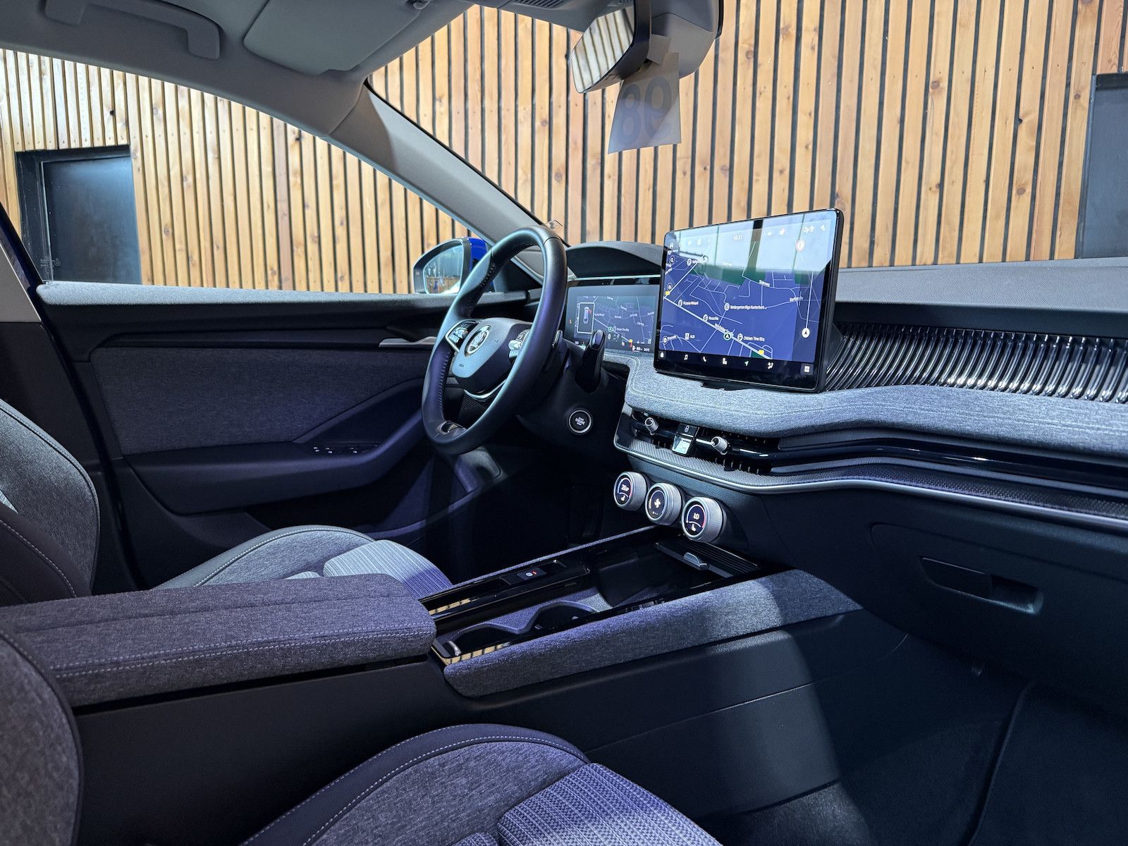 Fahrzeugabbildung SKODA Superb Combi 1,5 eTSI DSG n.Modell *Navi*Kam*LED
