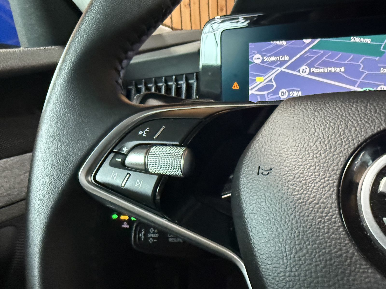 Fahrzeugabbildung SKODA Superb Combi 1,5 eTSI DSG n.Modell *Navi*Kam*LED