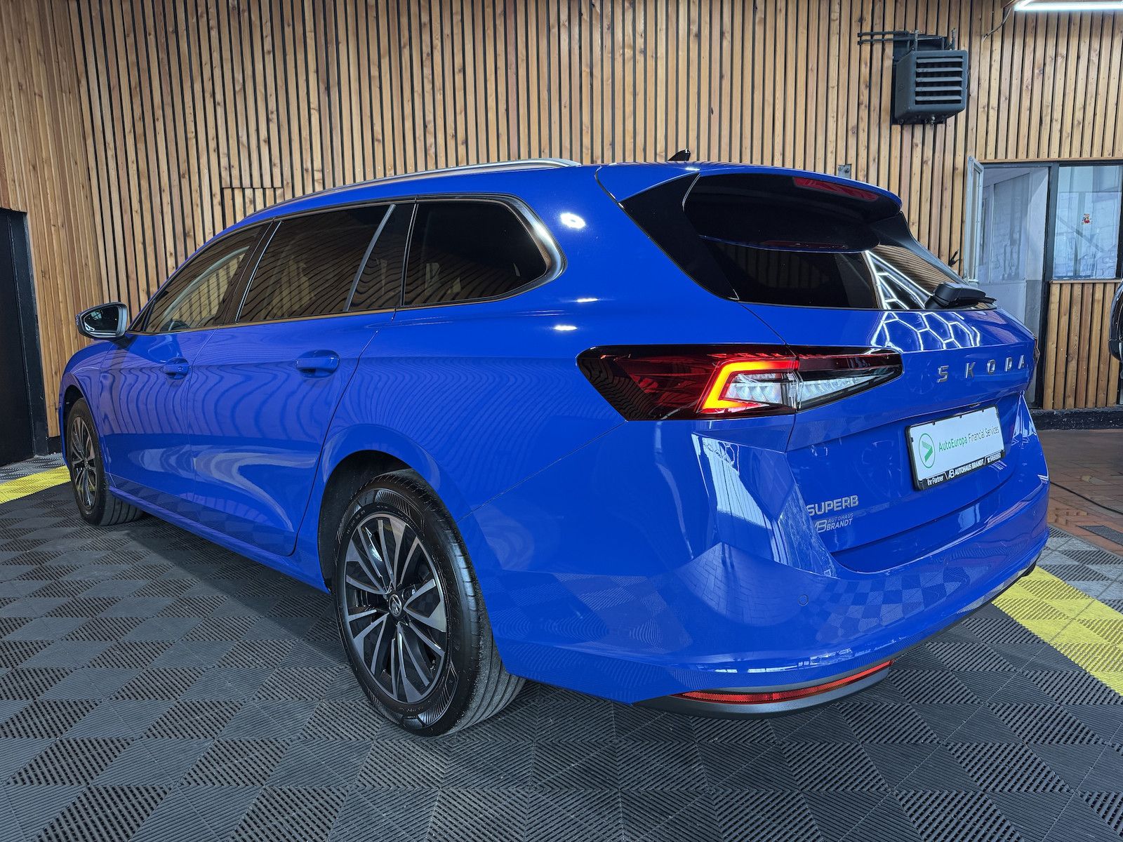 Fahrzeugabbildung SKODA Superb Combi 1,5 eTSI DSG n.Modell *Navi*Kam*LED