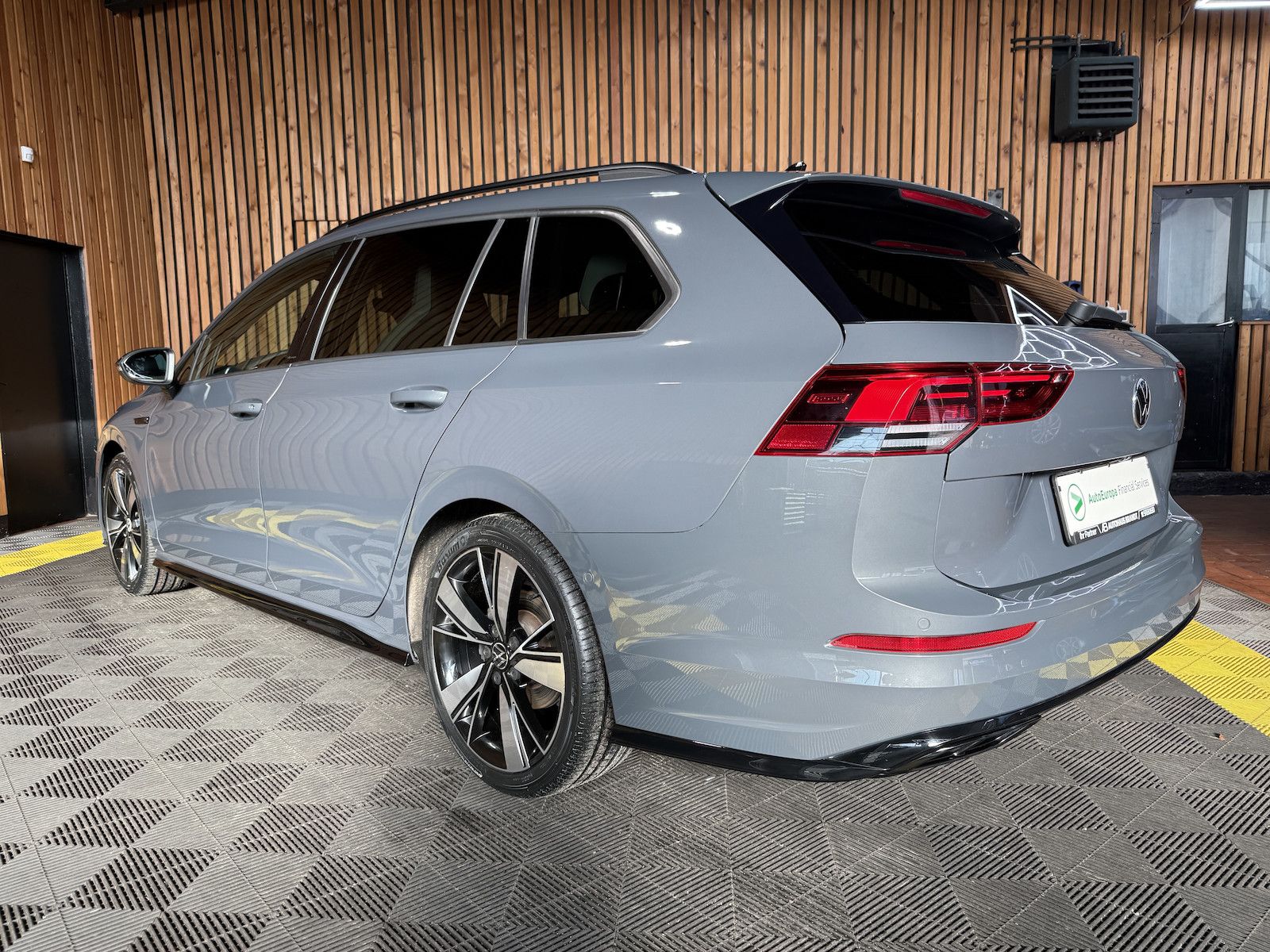 Fahrzeugabbildung Volkswagen Golf Variant 2,0TDI R-Line Black DSG *Navi*Keyl.