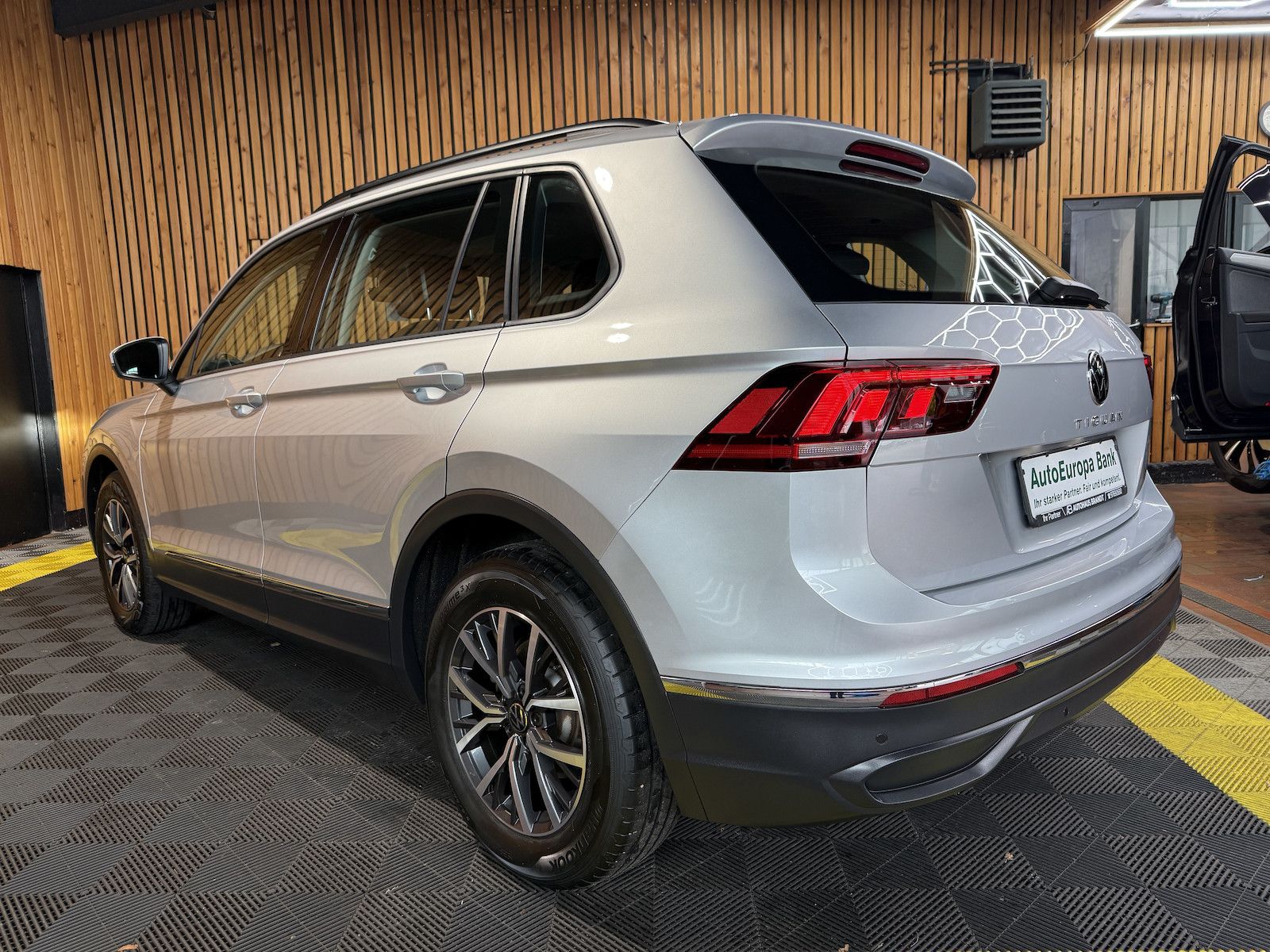 Fahrzeugabbildung Volkswagen Tiguan 2,0 TDI Life DSG *Navi*ACC*AHK*App*LED*