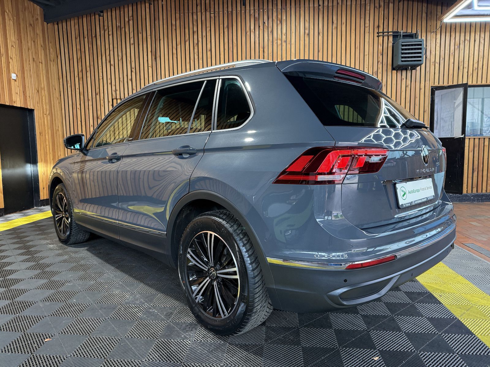 Fahrzeugabbildung Volkswagen Tiguan 2,0 TDI Active DSG *Navi*AHK*Kam*ACC*LED