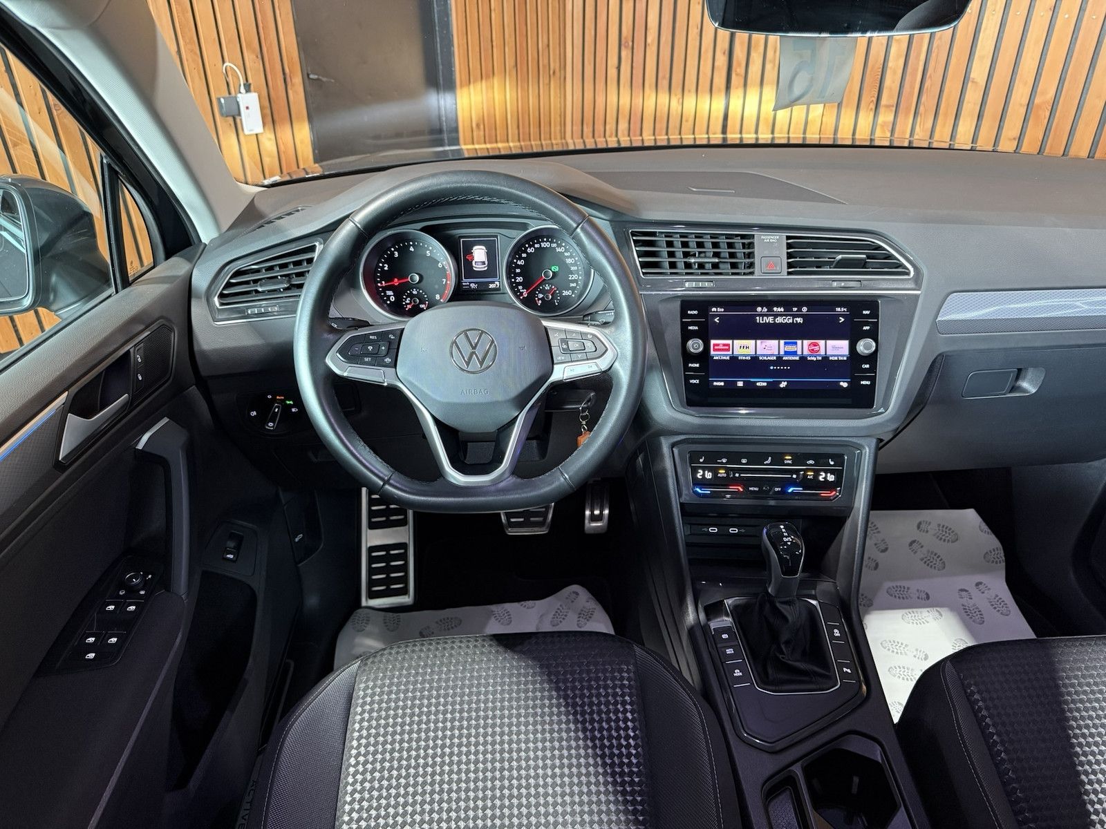 Fahrzeugabbildung Volkswagen Tiguan 1,5 TSI Active DSG *Navi*AHK*Kam*ACC*App*