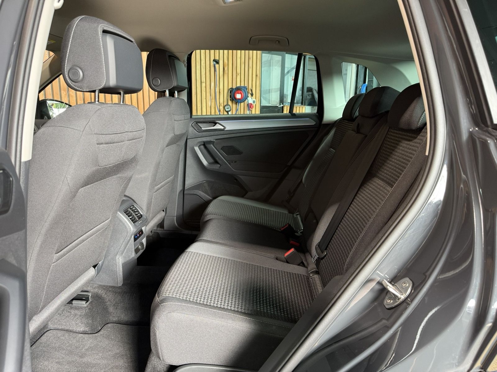 Fahrzeugabbildung Volkswagen Tiguan 1,5 TSI Active DSG *Navi*AHK*Kam*ACC*App*