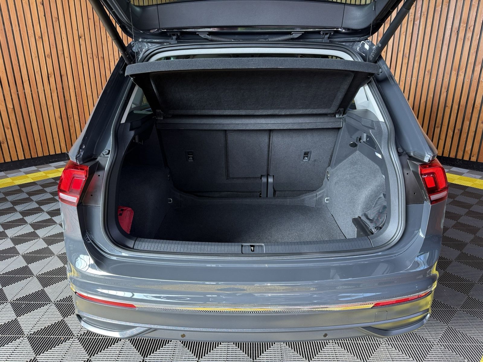 Fahrzeugabbildung Volkswagen Tiguan 1,5 TSI Active DSG *Navi*AHK*Kam*ACC*App*