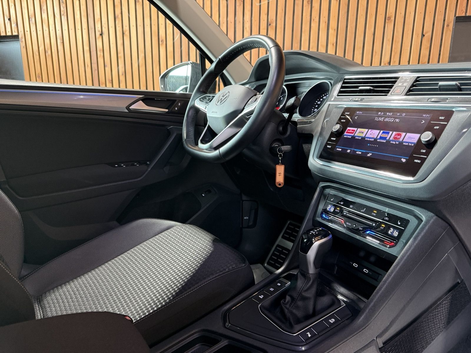 Fahrzeugabbildung Volkswagen Tiguan 1,5 TSI Active DSG *Navi*AHK*Kam*ACC*App*