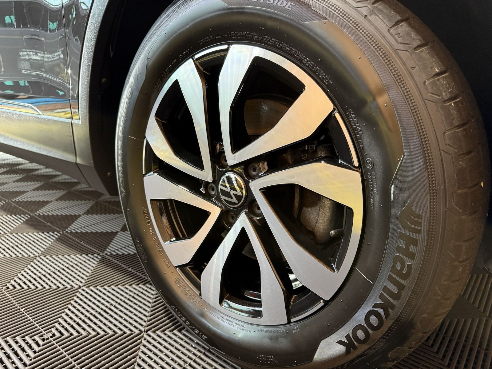 Fahrzeugabbildung Volkswagen Tiguan 1,5 TSI Active DSG *Navi*AHK*Kam*ACC*App*