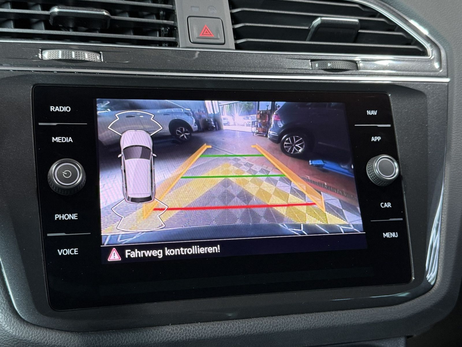 Fahrzeugabbildung Volkswagen Tiguan 1,5 TSI Active DSG *Navi*AHK*Kam*ACC*App*