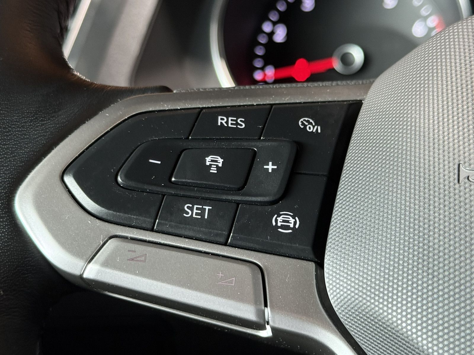 Fahrzeugabbildung Volkswagen Tiguan 1,5 TSI Active DSG *Navi*AHK*Kam*ACC*App*