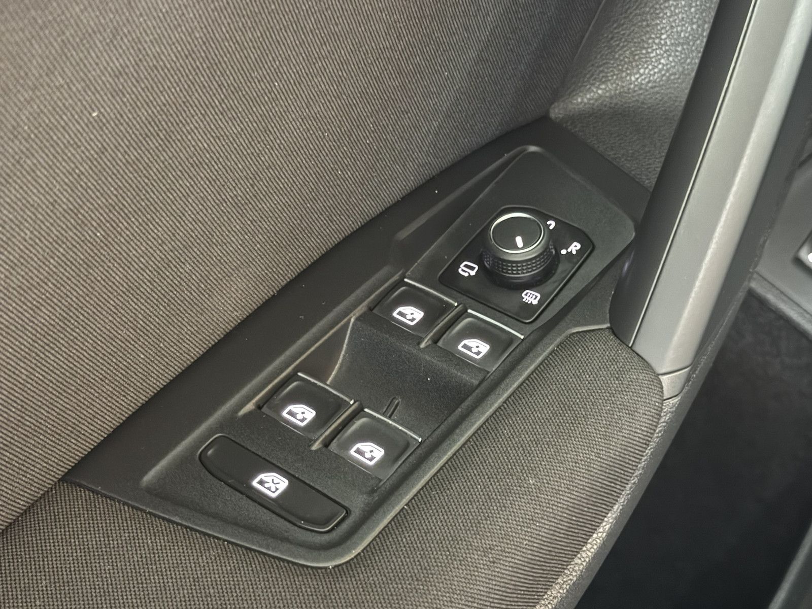 Fahrzeugabbildung Volkswagen Tiguan 1,5 TSI Active DSG *Navi*AHK*Kam*ACC*App*