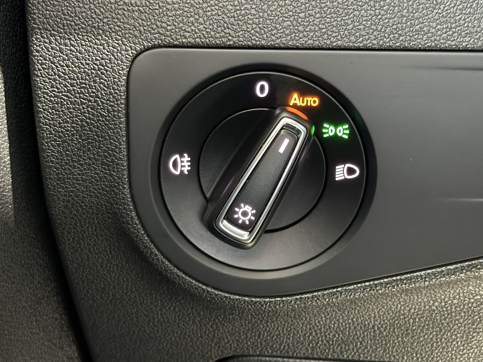 Fahrzeugabbildung Volkswagen Tiguan 1,5 TSI Active DSG *Navi*AHK*Kam*ACC*App*