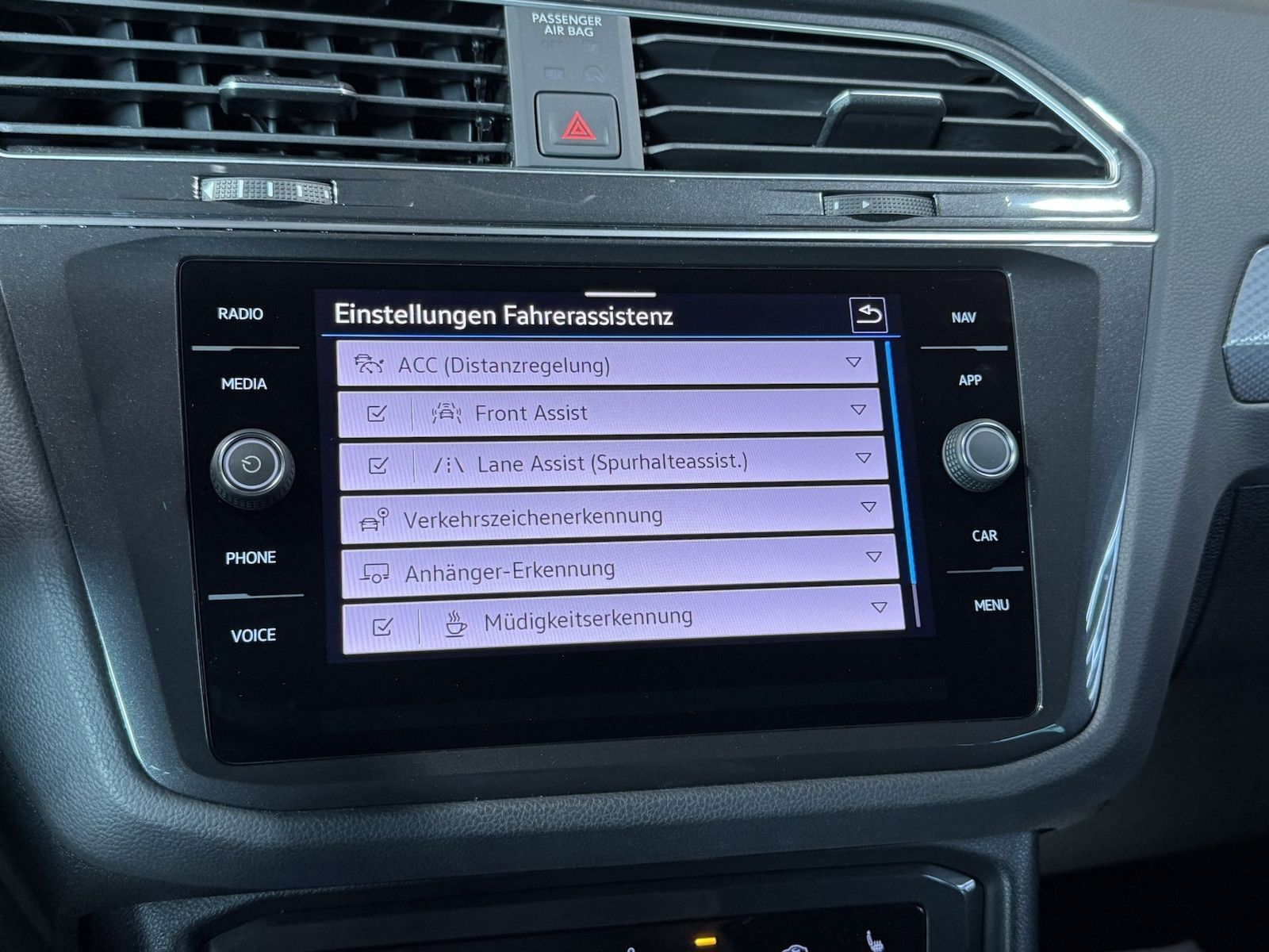 Fahrzeugabbildung Volkswagen Tiguan 1,5 TSI Active DSG *Navi*AHK*Kam*ACC*App*