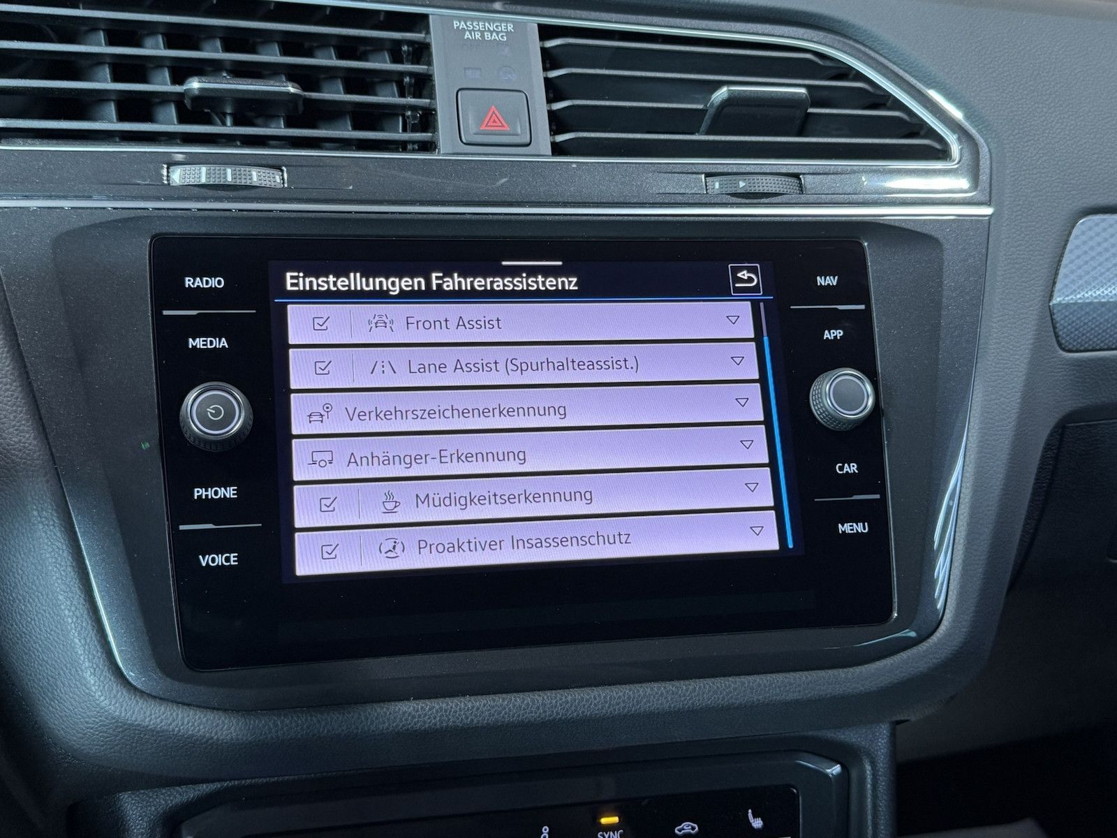Fahrzeugabbildung Volkswagen Tiguan 1,5 TSI Active DSG *Navi*AHK*Kam*ACC*App*