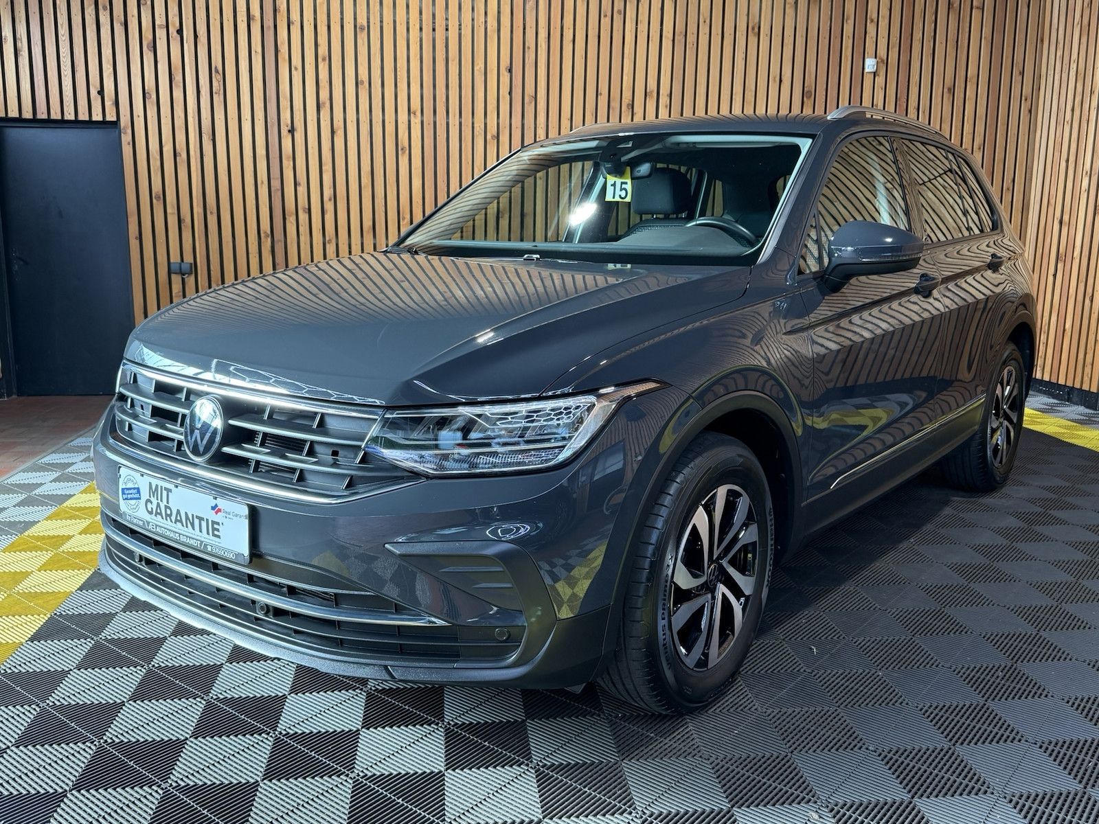 Fahrzeugabbildung Volkswagen Tiguan 1,5 TSI Active DSG *Navi*AHK*Kam*ACC*App*
