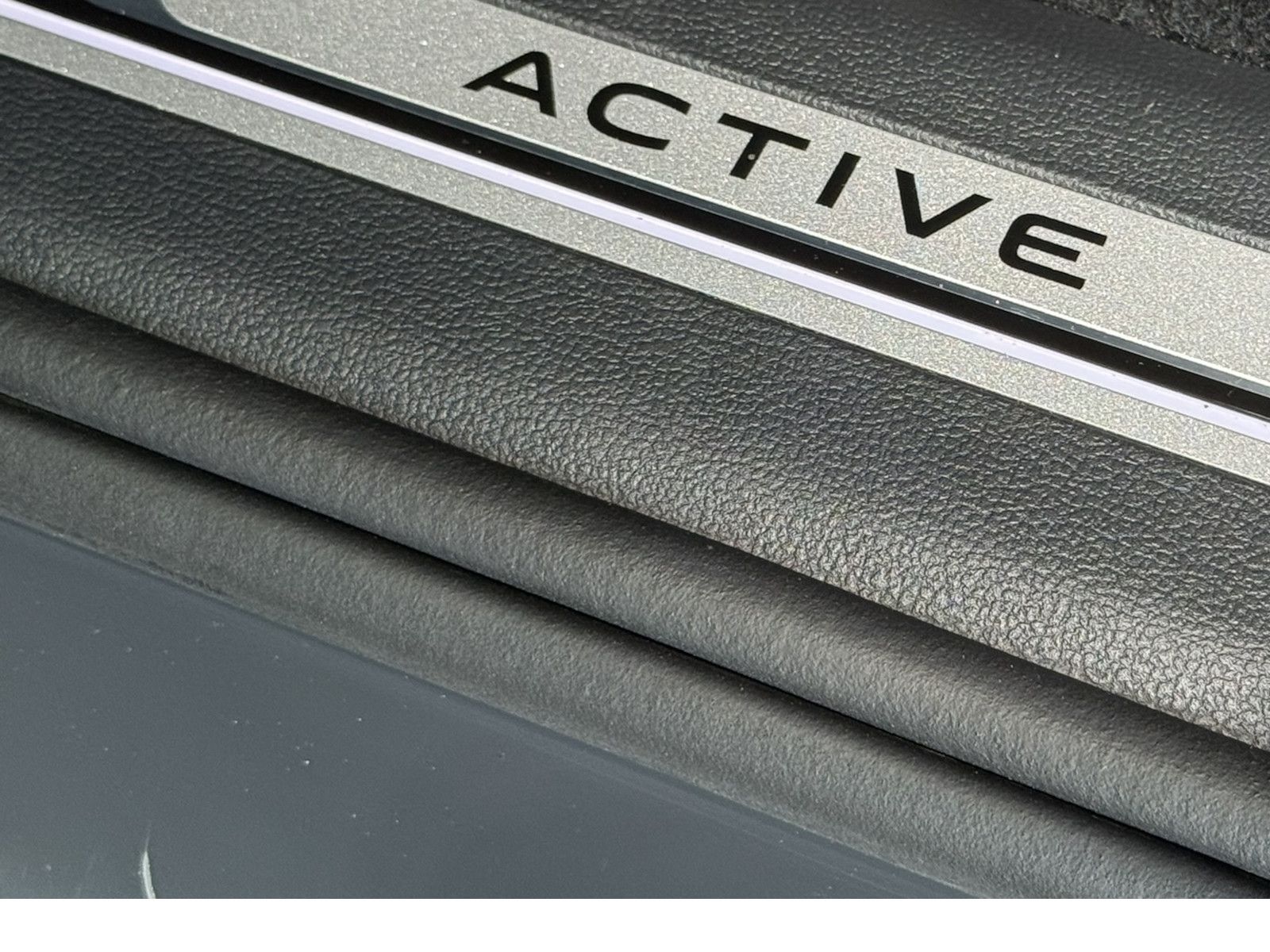 Fahrzeugabbildung Volkswagen Tiguan 1,5 TSI Active DSG *Navi*AHK*Kam*ACC*App*