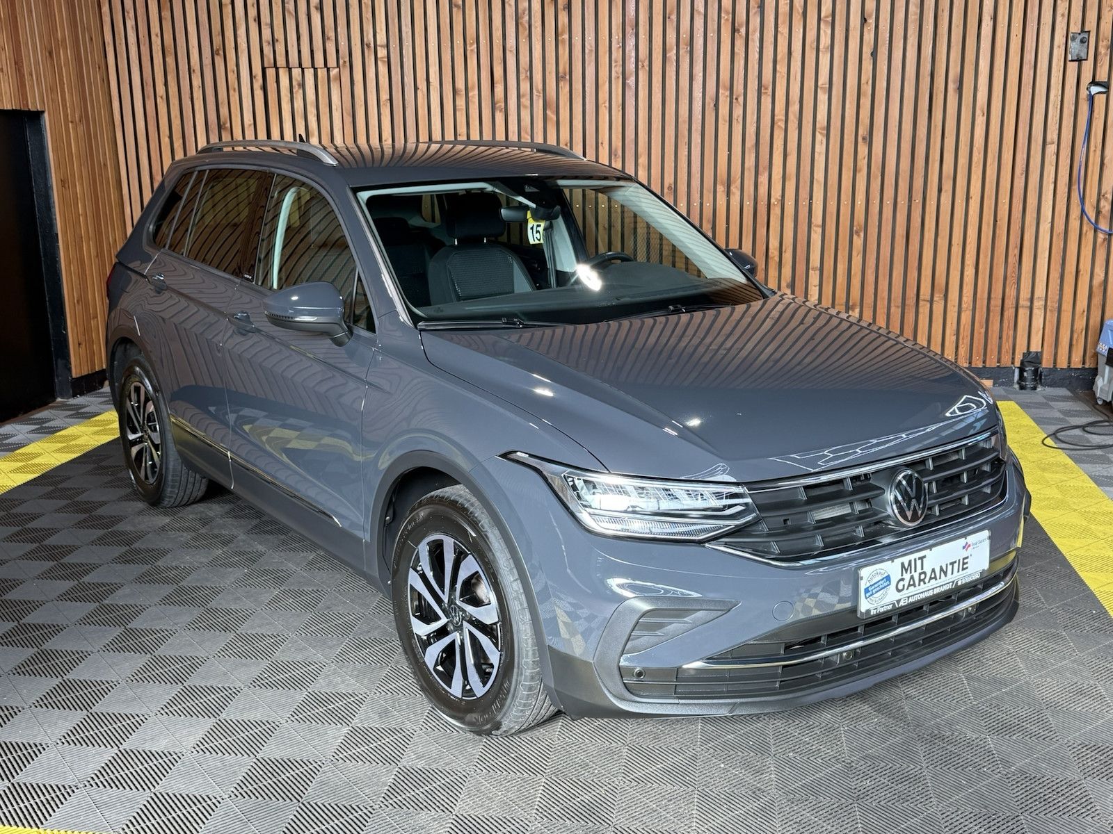 Fahrzeugabbildung Volkswagen Tiguan 1,5 TSI Active DSG *Navi*AHK*Kam*ACC*App*