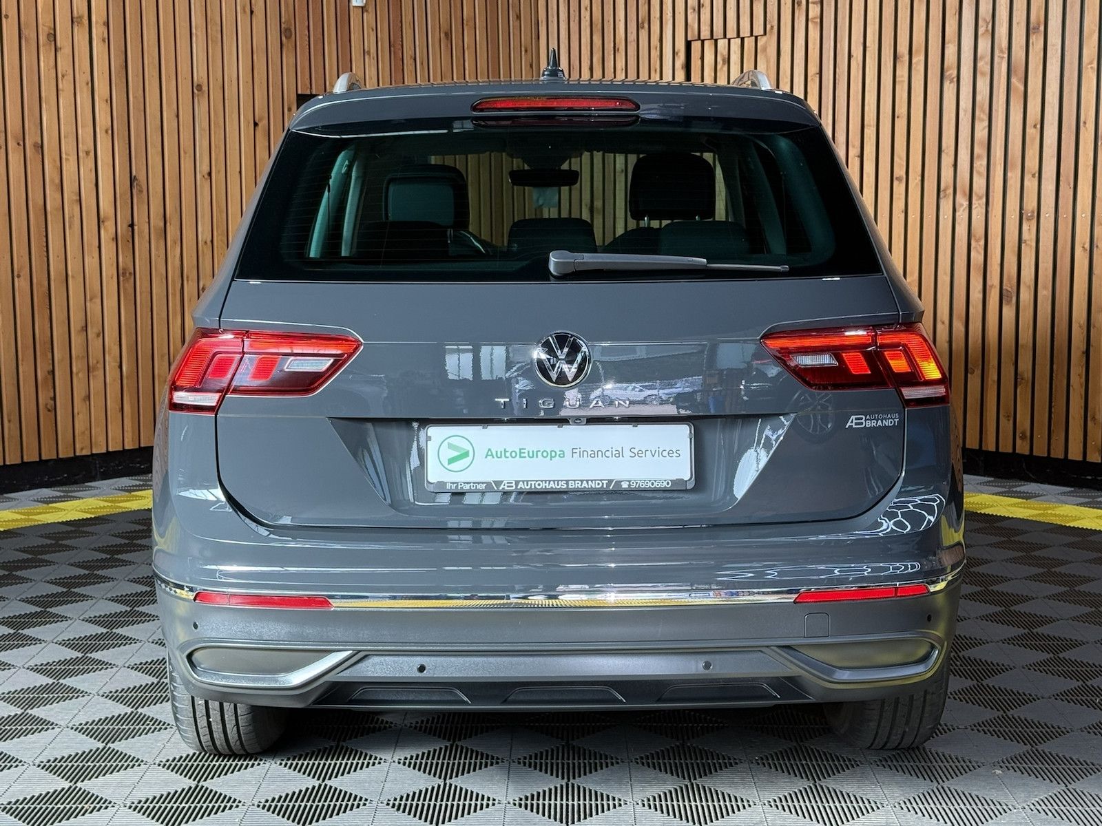 Fahrzeugabbildung Volkswagen Tiguan 1,5 TSI Active DSG *Navi*AHK*Kam*ACC*App*