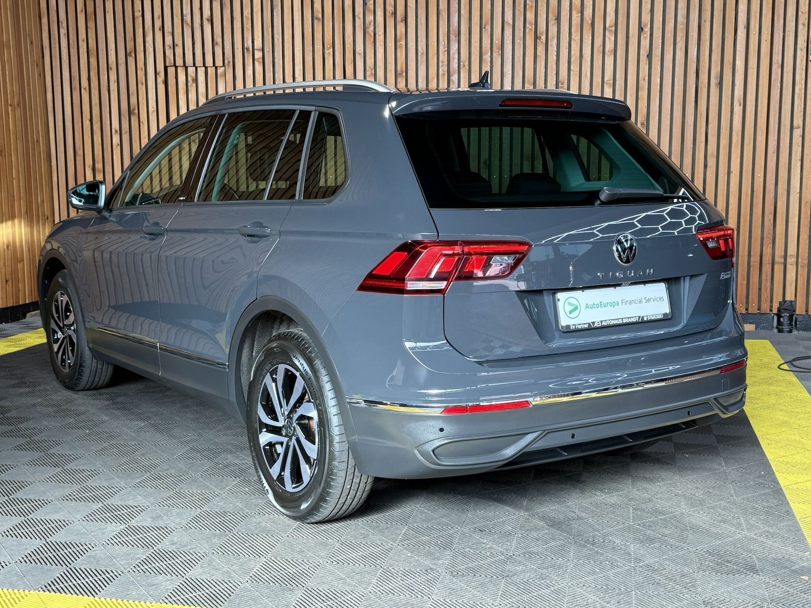 Fahrzeugabbildung Volkswagen Tiguan 1,5 TSI Active DSG *Navi*AHK*Kam*ACC*App*